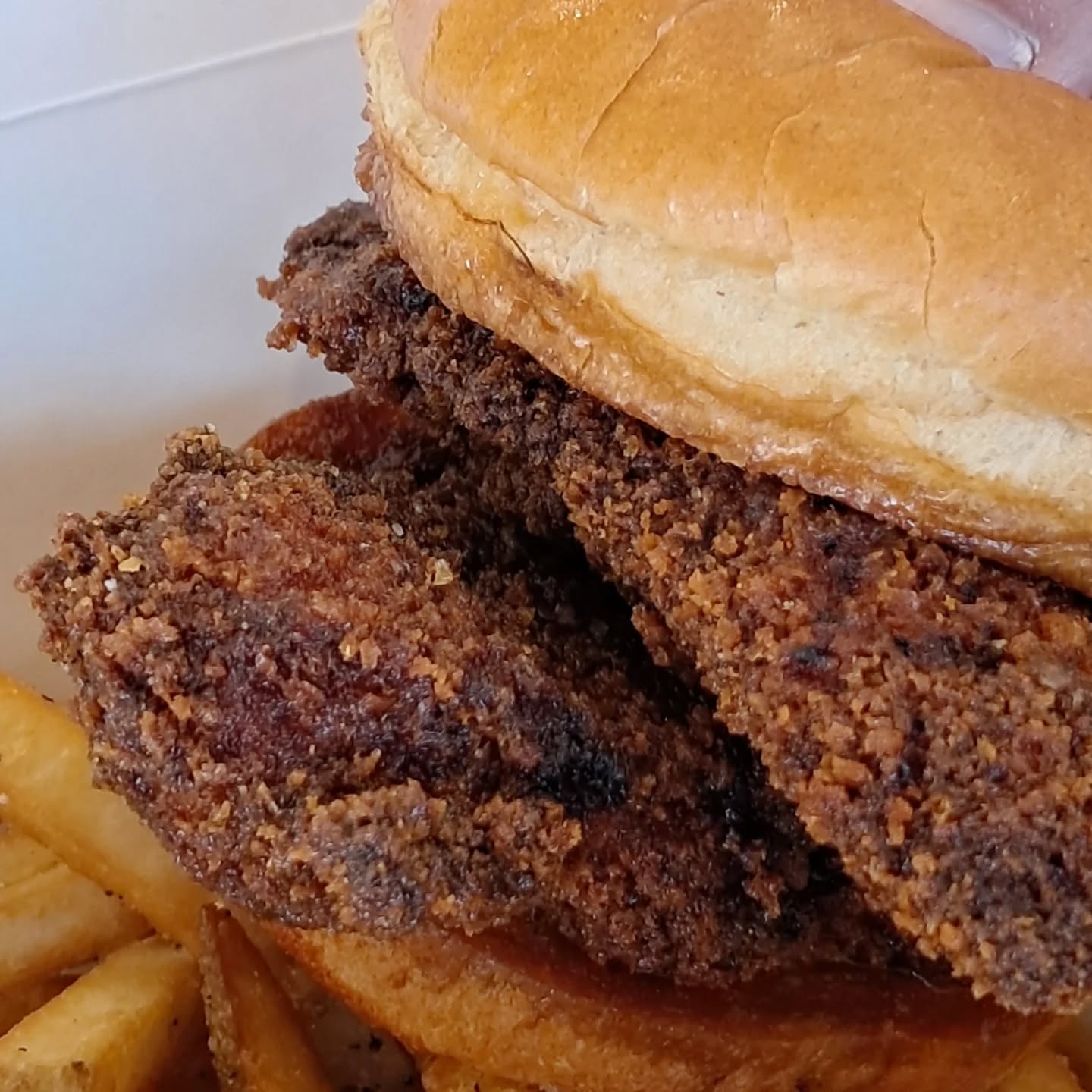 Nashville Hot 🔥 Chicken from @saucedbyalfaro today. Two big crispy tenders on a soft bun with a little heat for the palate. The line spun up quick today but they had my sandwich out nice and hot with its made to order care. The protein move is the extra sauce on the side. I went salted caramel whiskey and that was the sauciness I needed to slather that sandwich. (I mean it was more of a dip but alliteration is awesome)
Happy Faturday and remember to Connect With Food!!