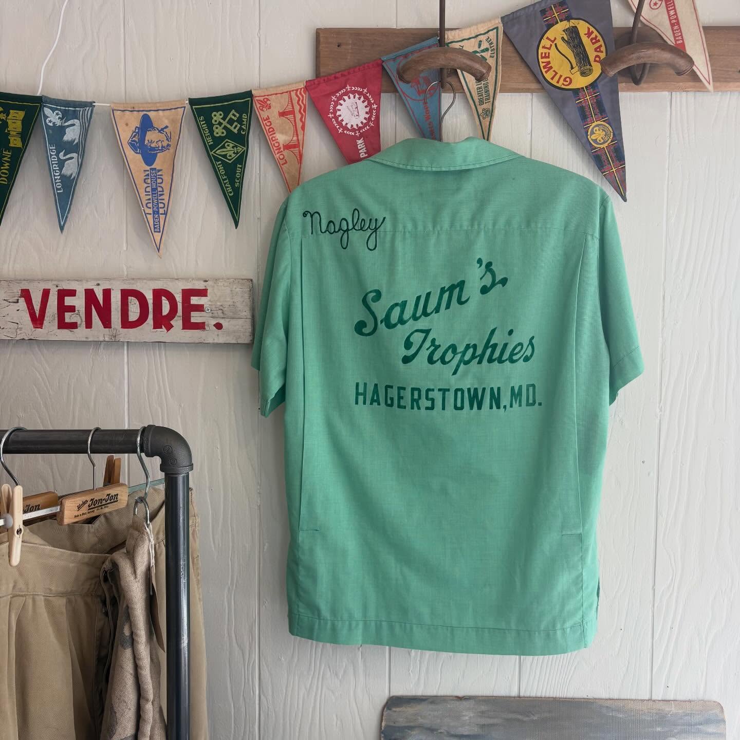 Getting Jack in the Green ready with our Bobby & Dandy window display! 🌿 🌿 🌿
Here we have a charming original Vintage 1950s USA Bowling Shirt (Any Bob’s out there? 👋🏻) This beauty appears unworn. It features ‘Bob’ chainstitched to front and ‘Saum’s Trophies’ flock lettering to back. Available to purchase in- store & online.
bobbyanddandy,com
@hastingsjackinthegreen takes place 1st- 4th May and we will be open all weekend, including Bank Holiday Monday 💚
#vintagebowlingshirt #vintagechainstitch #curatedvintage #bobbyanddandy 1950sbowlingshirt