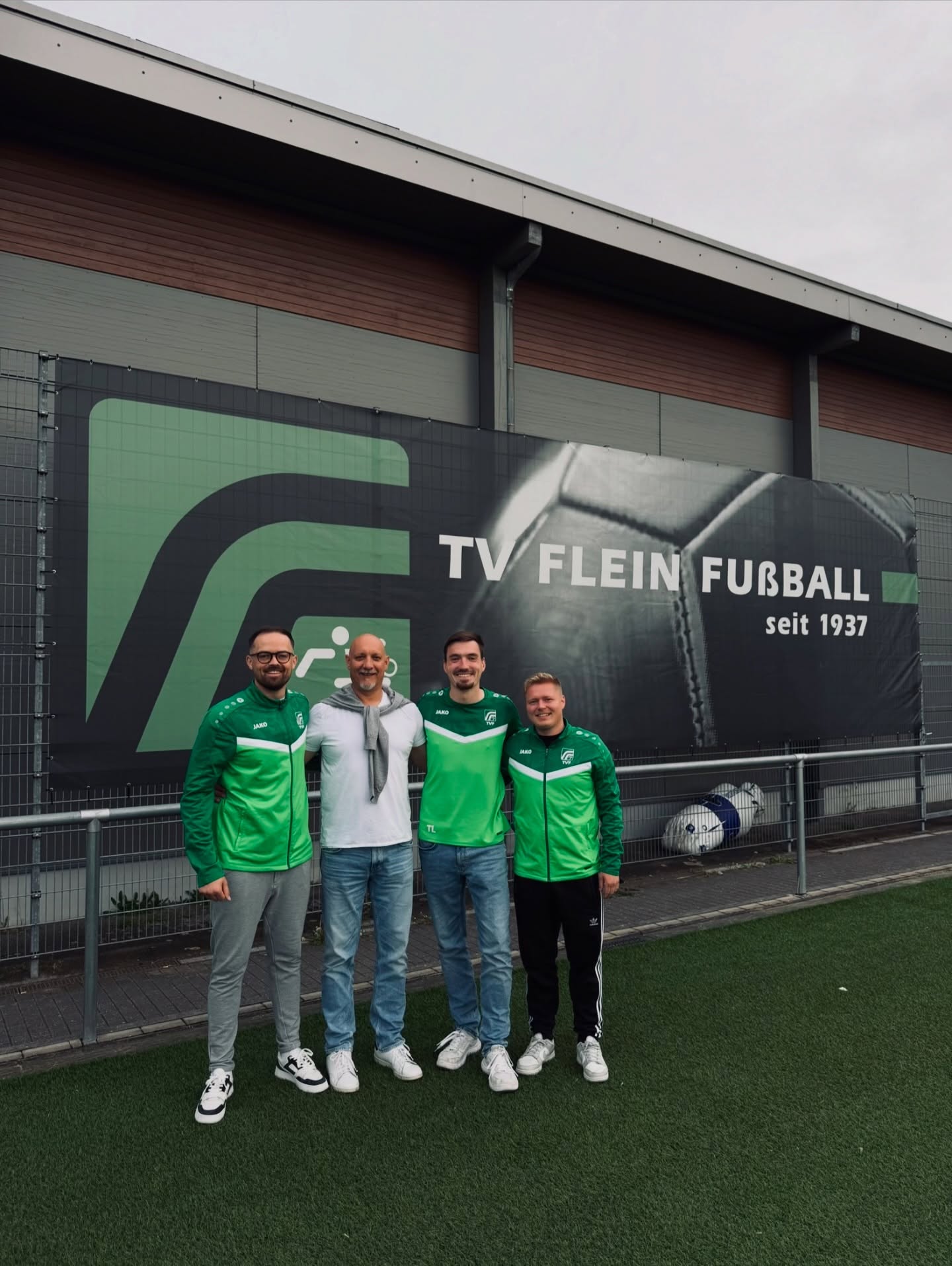 Neuer Trainer für die Saison 26/27 ist fix! 💚🤍
Wir freuen uns riesig, mit Petar Vidic unseren neuen Cheftrainer beim TV Flein begrüßen zu dürfen! 🙌
Mit Trainerstationen bei Aramäer Heilbronn, Croatia Heilbronn, der Neckarsulmer Sport-Union und dem FC Union Heilbronn bringt Petar jede Menge Erfahrung, Kompetenz und Leidenschaft mit. Umso stolzer sind wir, ihn für unseren gemeinsamen Weg gewonnen zu haben. 💪
🗣️ Petar Vidic:
„Ich habe extrem Bock auf die anstehende Saison und freue mich riesig auf die neue Aufgabe beim TV Flein. Ich bedanke mich für das entgegengebrachte Vertrauen der sportlichen Leitung und werde dieses bestmöglich zurückgeben. Besonders freut es mich, dass Lars dem Verein in seiner wichtigen Rolle erhalten bleibt und mich als spielender Co-Trainer weiterhin unterstützen wird. Außerdem ist es ein starkes Zeichen, dass der Großteil der Mannschaft zusammenbleibt. Das Potenzial im Verein und in der Mannschaft ist enorm, und ich bin mir sicher, dass wir gemeinsam über Jahre hinweg erfolgreichen Fußball spielen werden.“
Auch unser Trainerteam für die Saison 26/27 steht damit fest:
Lars Beutler bleibt dem TV Flein in seiner bisherigen wichtigen Funktion erhalten und wird Petar weiterhin als spielender Co-Trainer unterstützen. Diese Konstellation bedeutet für uns Kontinuität, Vertrauen und echtes Teamwork – umso mehr freuen wir uns, Lars weiterhin in dieser bedeutenden Rolle an unserer Seite zu wissen! 🔥
🗣️ Lars Beutler:
„Ich bin von der Zukunftsplanung des TV Flein zu 100% überzeugt und freue mich weiterhin, ein Teil davon zu sein. Es macht mich persönlich extrem stolz, dass der Kader auch für die kommende Saison so gut wie zusammenbleibt und im gesamten Verein mit großem Einsatz daran gearbeitet wird, endlich den direkten Aufstieg zu erreichen. Auf die neue Zusammenarbeit mit Pero freue ich mich sehr.“
Mit voller Vorfreude, großem Zusammenhalt und klaren Zielen starten wir gemeinsam in die Saison 26/27. Auf eine erfolgreiche Zukunft in Grün und Weiß! 💚🤍
#tvflein #trainer #trainerteam #einteam #grünweiß