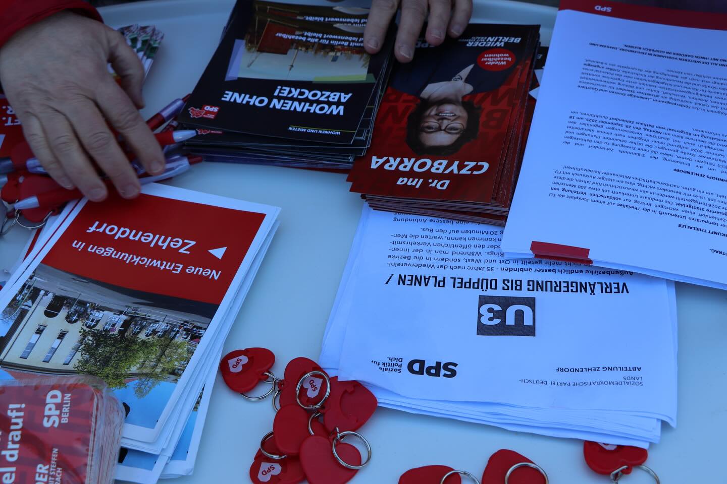 Wahlkampf mit @steffenkrach !
Ich habe mich sehr gefreut, dass unser Spitzenkandidat für das Amt des Regierenden Bürgermeisters, @steffenkrach, uns am Donnerstag an unseren Infoständen in Zehlendorf begleitet hat.
Viele gute Gespräche, direkter Austausch und echtes Interesse an den Anliegen vor Ort! Genau so muss Wahlkampf sein. 💬
Mit dabei war natürlich unser starkes Team aus Steglitz-Zehlendorf – gemeinsam kämpfen wir für bezahlbares Wohnen, starke Kieze und eine Stadt, die für alle da ist.
Auf geht’s in einen tollen und erfolgreichen Wahlkampf! ❤️💪
#berlin #steglitzzehlendorf #spd #steffenkrach #inaczyborra