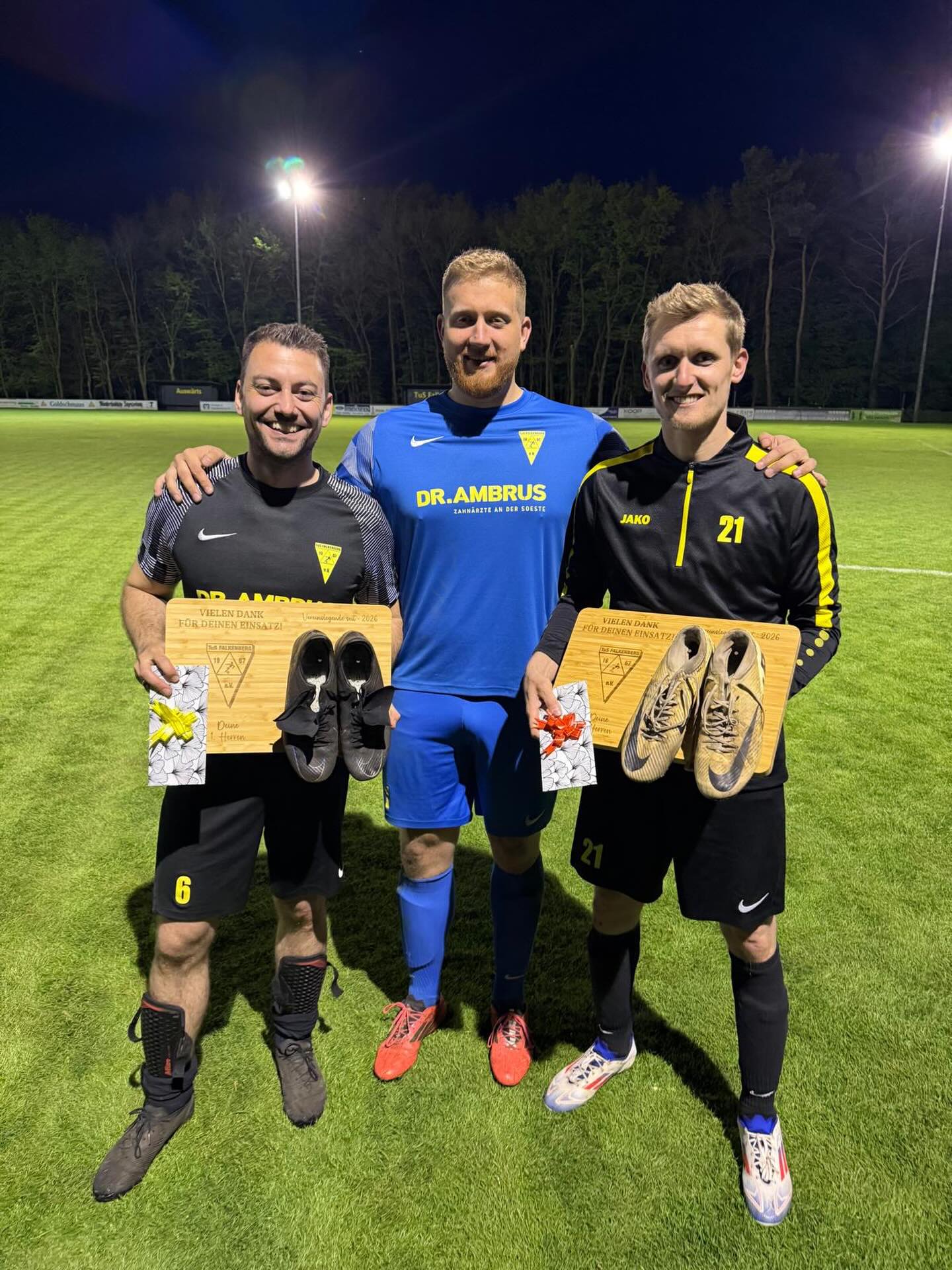 +++ Abschied aus der 1. Herren +++
Leider mussten wir uns von zwei wichtigen Spielern unserer 1. Herren verabschieden.
Im Rahmen unseres letzten Heimspiels hat unser Kapitän Andy die beiden offiziell verabschiedet.
Mit Stefan und Manuel verlieren wir nicht nur starke Fußballer, sondern auch zwei echte Typen, die unsere Mannschaft geprägt haben, auf und neben dem Platz.
Danke für euren Einsatz, eure Leidenschaft und die gemeinsame Zeit! 💛🖤