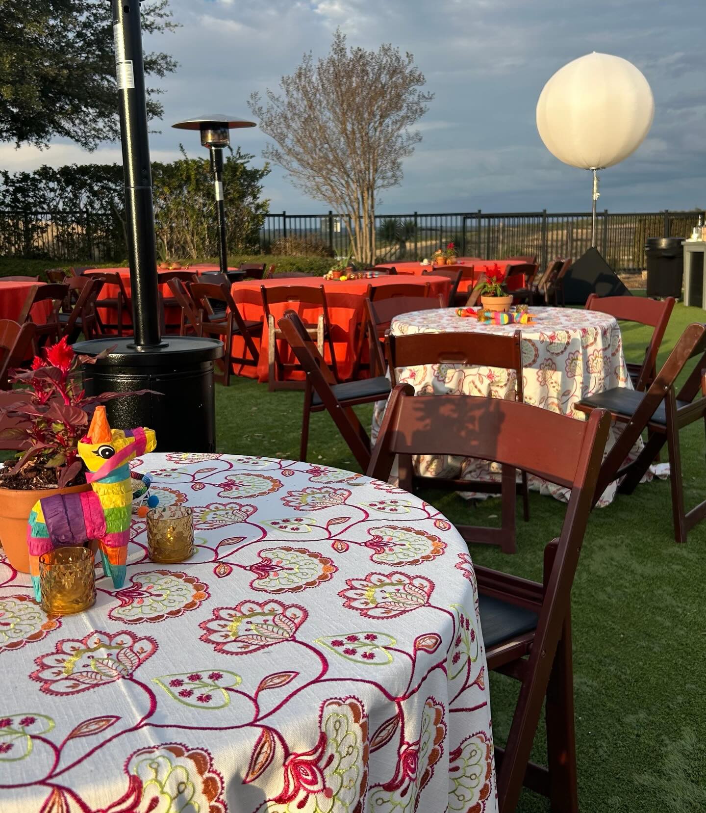 We couldn’t think of a better day to share this golden hour fiesta — giving ALL the Cinco de Mayo feels! Party Tables delivered vibrant color to this event’s design with linens in Evelyn (pattern), Caribbean Stripe, and Natural Orange, paired with Twill Napkins in Hot Pink, Lime, and Orange. And those super fun centerpieces? A little Party Tables love went into those too. 🌺🧡💚 Feliz Cinco de Mayo!
#CincodeMayo #EventDesign #EventDecor #Fiesta #LinkInBio