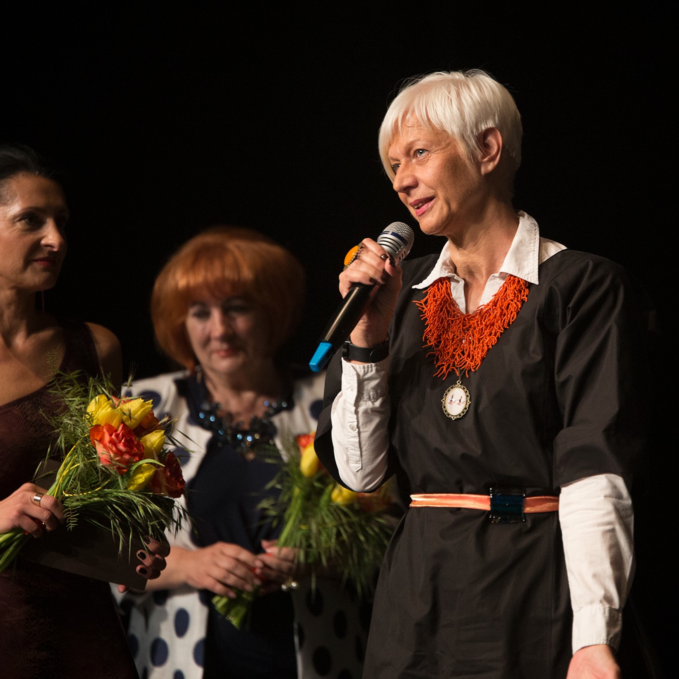 Barbra Drnač in PARADA PLESA plesa ponovno spletni medijski pokrovitelj predstave Odloči se
Pisalo se je 14. maja leta 2017. Španski borci, Ljubljana. Ura nekje 19:30.
Vidim jo v avli gledališča. Barbro Drnač - žensko, ki marsikomu uteleša pojem plesa. V njem je vseskozi prisotna, tako na odrih, kot pod njimi. In najpomembneje, o njem piše, poroča in nam odkriva ta svet, kot nihče drug. Mnogo je bilo poskusov, vsi so se več ali manj kaj hitro končali. Barba in njena Parada plesa pa so ostali vsa ta leta z nami. In še vedno so tu.
9. marca 2017 nam je Barbra sporočila, da se je odločila podpreti naš začetek plesnega umetniškega ustvarjanja in delovanja. Verjetno se nismo prav dobro zavedali takrat, kaj to pravzaprav pomeni in kaj vse bo še sledilo. Mesec dni kasneje je bila dvorana Španskih borcev za našo prvo premiero predstave Življenje je vrednota že precej napolnjena, sledile pa so prve objave, pogovori in reportaže nastajanja in našega poslanstva na portalu Parade plesa in počasi smo ugotovili, da bo naša prva uprizoritev v produkciji Katja Dance Company razprodana.
Odgovornost do publike, do vseh, ki so nas podprli, ki sodelujejo z nami, je neverjetna. Je čast, a je tudi breme. Bomo zaupanje upravičili, bomo pokazali nekaj, v kar smo sami tako močno verjeli in bili pripravljeni to pokazati tudi drugim?
Sicer sem Barbro poznal iz medijev in sodelovanja iz leta 2014, ko smo dali nekaj fotografij Tiana Čehića iz začetkov svoje plesne poti. A tako osebno niti ne. Zato je bila trema velika. Ji bo všeč? Bo razumela naš navdih in način izvedbe? Barbra prav gotovo ni oseba, ki bi se skrivala za lepimi besedami. Besede uporablja kot ogledalo tega, kar vidi, sliši in čuti. Tako je lahko tudi zelo odkrito kritična in verjetno so njene besede in besede recenzentke Daliborke Podboj pomenile za nas naše nadaljnje delovanje.
Predstava se je zaključila, ura je 20:53. Barba skupaj z gospo Vlasto Nussdorfer, našo častno pokroviteljico, ob nas na odru po priklonih pove "Jaz sem uživala in jokala in iskreno podoživljala vse. .. in plesalci, moj globok poklon. Hvala za tako čudovito predstavo."
#plesnapredstava #slovenijatransplant