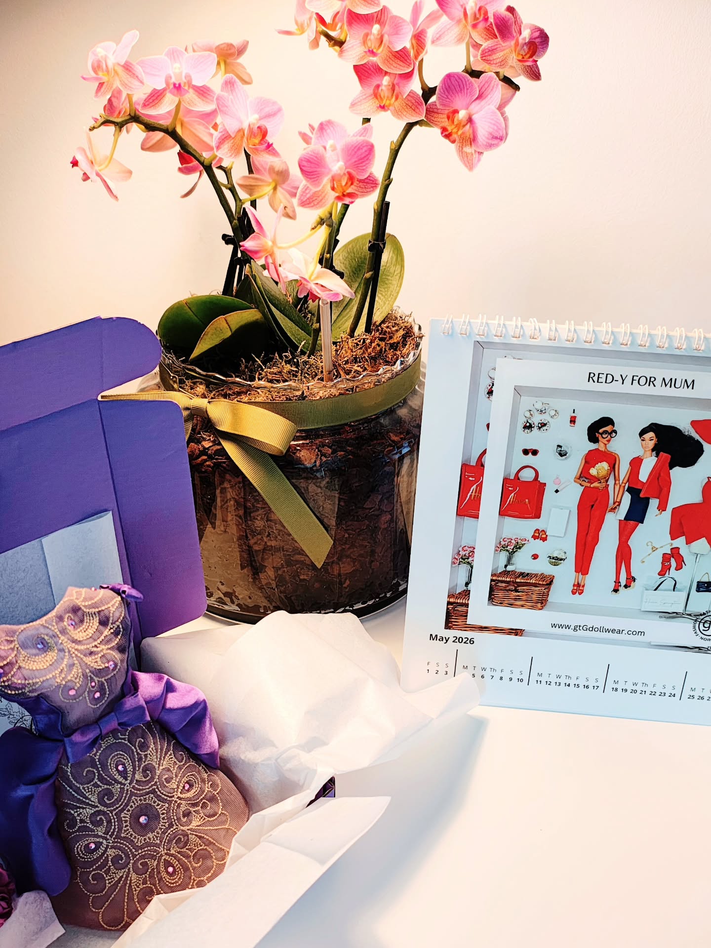 And just like that… it’s May.
Don’t forget to flip your gtGdollwear calendar page.
New month, new beauty.
If your gtGdollwear calendar is still on April… I’m looking at you.🧐
www.gtGdollwear.com
#gtGdollwear #dollcollectors #fashiondoll #fashiondollcollector
#dollphotos