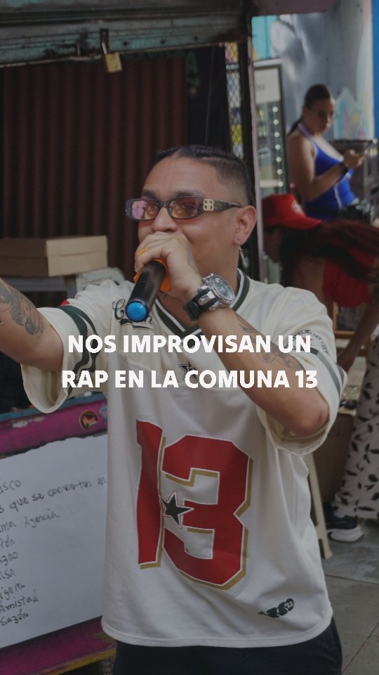 Vaya regalo @raicesofficial_
No se nos ocurre una mejor manera para hablar de Nakama que con un rap en la Comuna 13
#medellin #viajeengrupo #comuna13 #nakama #colombia