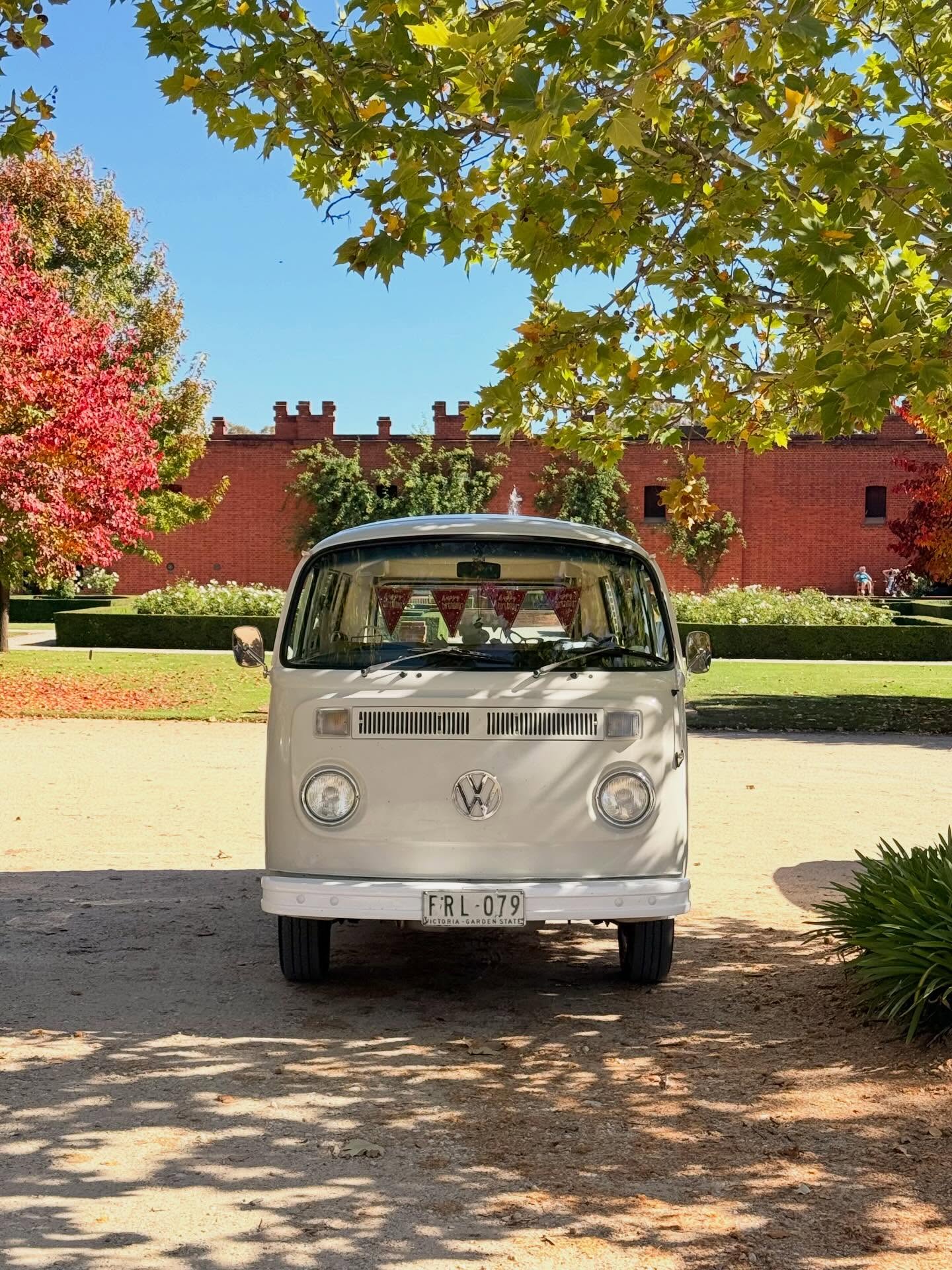Paint your own world! Colours inside and out! See, sip and taste.
Autumn is great time of year to visit, to tour.
It’s the best time to pick up the phone and say “Woody, let’s go on a wine tour” 🥂☺️
#rutherglenwineregion #rutherglenwinetours #thelittlekombicompany