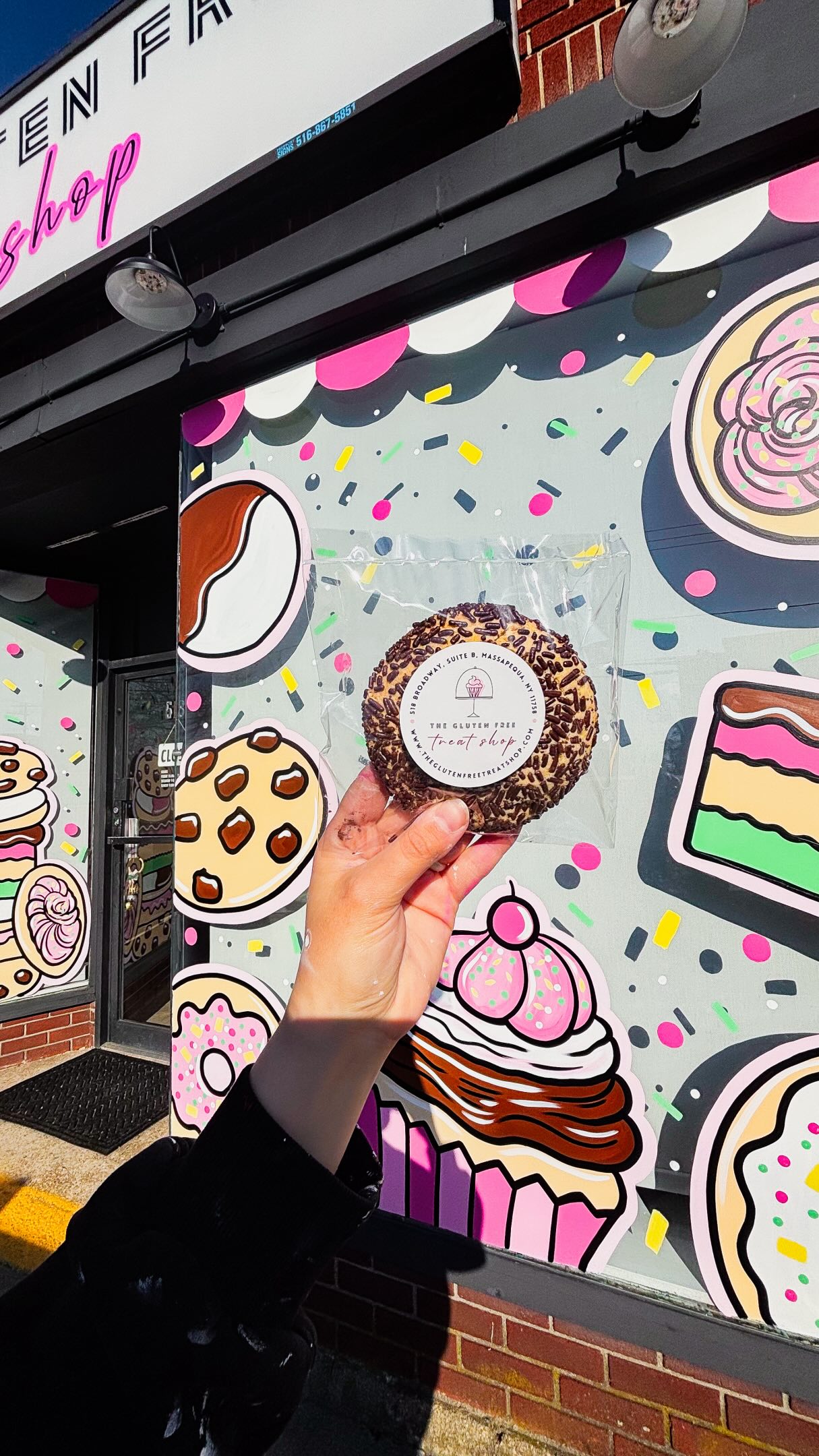 Sprinkles, pink paint, and gluten free cookies 🍪 😻
•
Hand painted windows for @theglutenfreetreatshop 💕
•
•
•
#windowpainting #windowartist #longislandwindowartist #sweettreats
Long Island window artist | spring window painting | Long Island bakeries