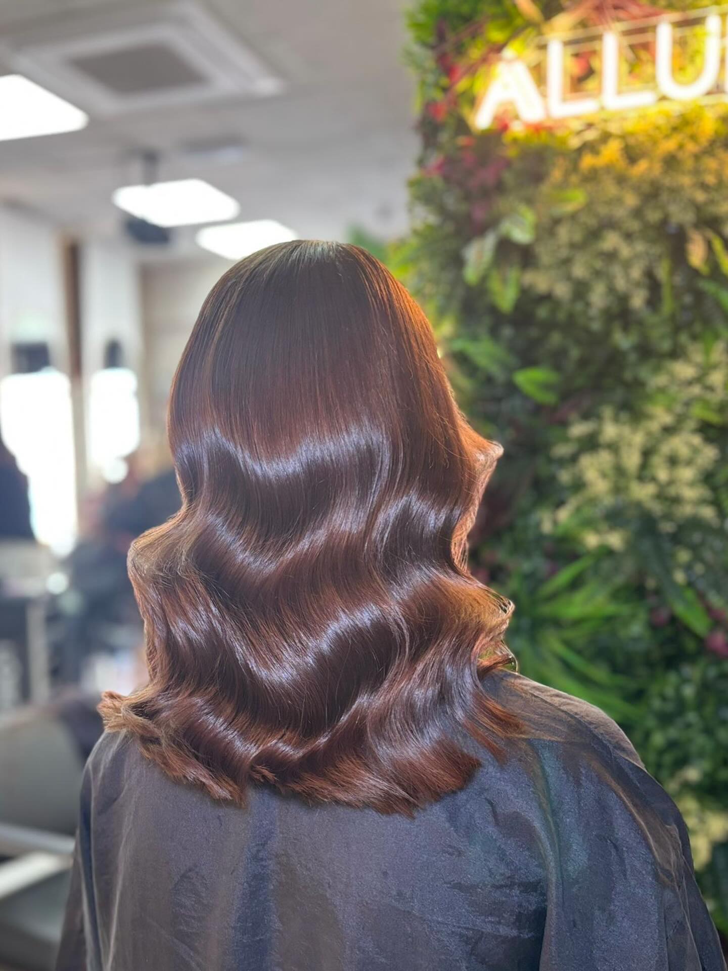 Fresh toner, soft layers and a glossy blowdry 🤎✨
Apprentice Chloe softened the warmth and refined the tone to a richer, glossier brunette- no full colour needed. Sometimes a toner is all it takes to refresh, add shine and bring your hair back to life🫶🏻
@lorealpro @lorealpro_education_uki