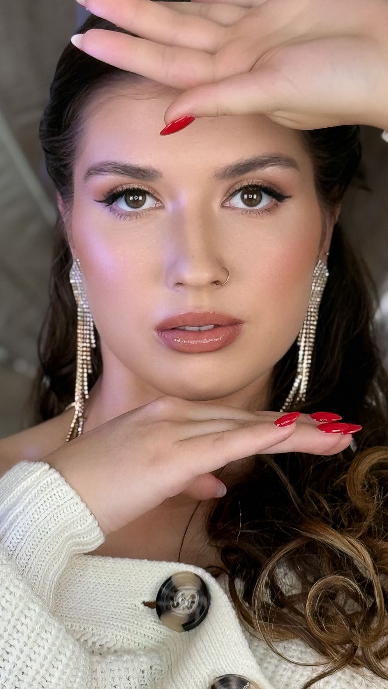 This is your reminder that the most beautiful looks are the ones that don’t hide you… they enhance you. A natural soft glam is all about letting your own features shine through — skin that looks like skin, soft definition, and that “you, but better” energy 🤍
What people don’t always see is that achieving this kind of natural look is actually not as easy as it seems. It takes the right products, the right shades, and most importantly the right techniques to keep everything seamless and balanced.
Because the goal isn’t to add more… it’s to refine, blend, and elevate what’s already there.
Natural beauty will always be the main character 💫
#softglam #naturalmakeup #makeupartistinswitzerland #andreapalkomakeupartist #swissmakeup