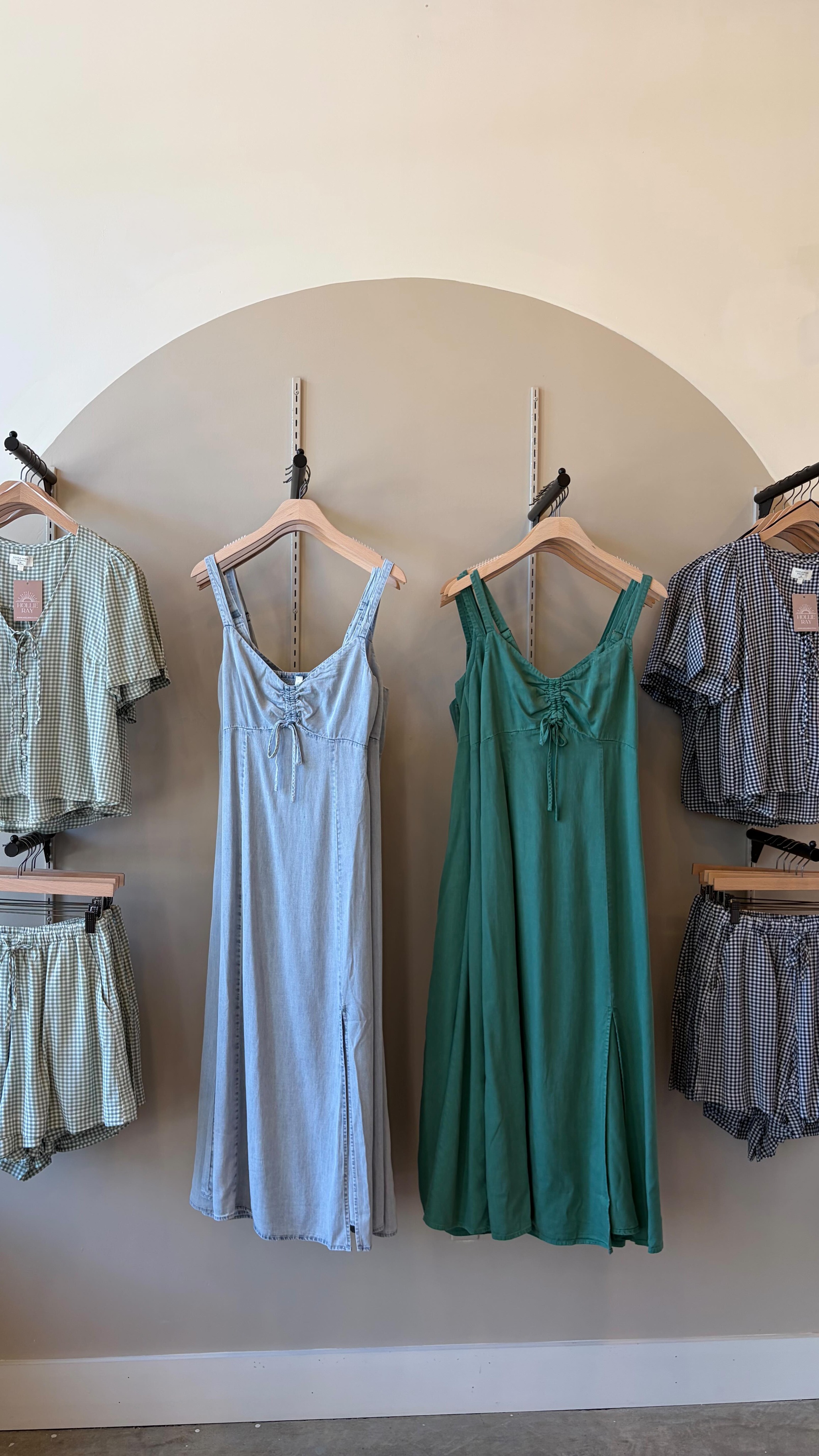 Happy Floorset Friday🤩 This week is all about cute + casual ✨ Easy pieces you’ll throw on and feel instantly put together 😍 Come shop with us this weekend!
📍5th & Broad: 10am-9pm
📍Franklin: 10am-6pm
#reset #newarrivals #shopsmall #nashville #franklin