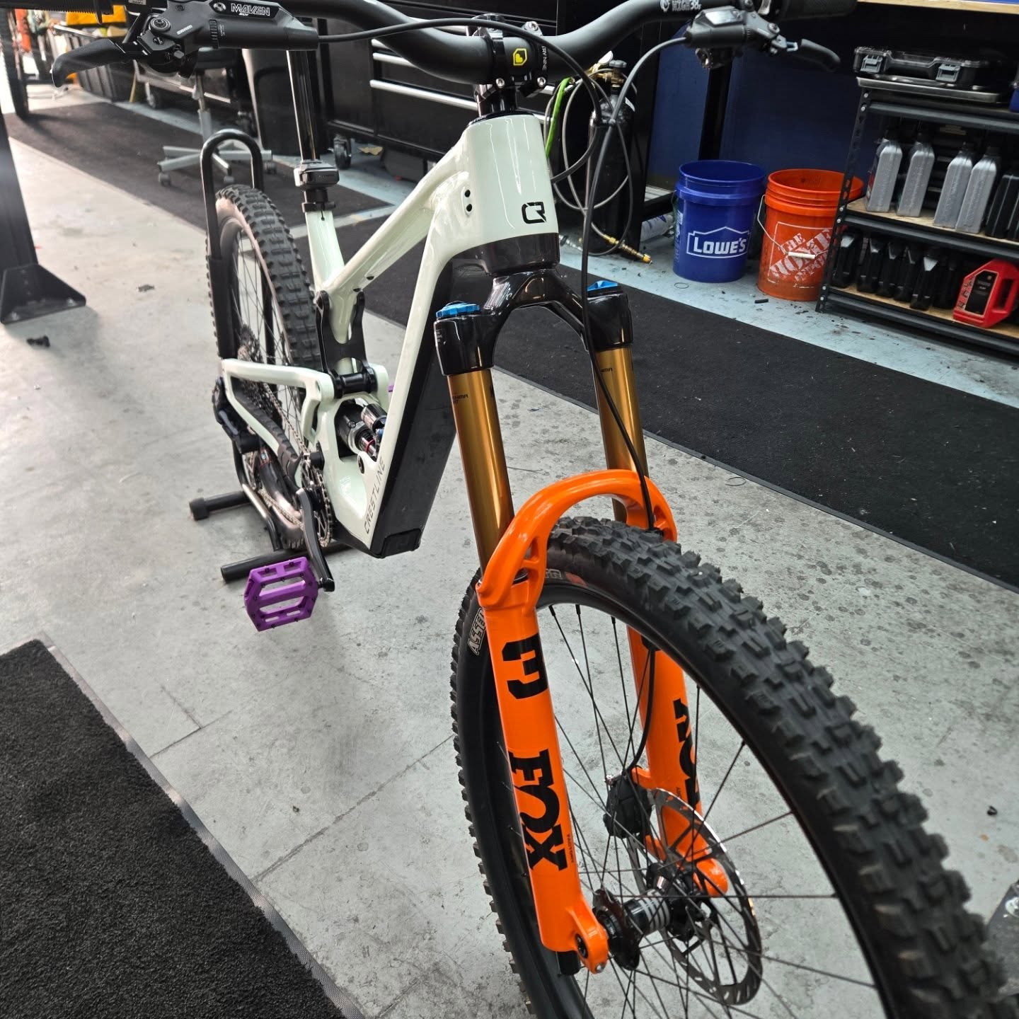 Another Crestline build!!! We offer a complete tear-down and rebuild with new fork service!!! 🚲
Email Broc@GravityPremiumService.com for more information!!!
#crestline #bikebuild #bikeupgrades #mtblife #Fullerton