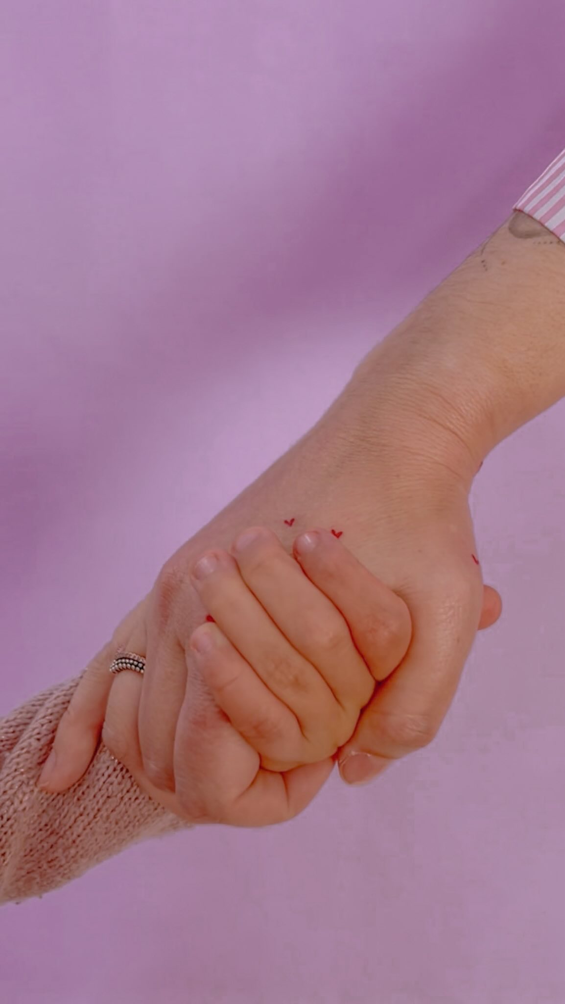 Mãe e filha de mãos dadas para sempre 💕
Quer uma tatuagem delicada para homenagear tua mãe ou tua filha? Fala comigo!
