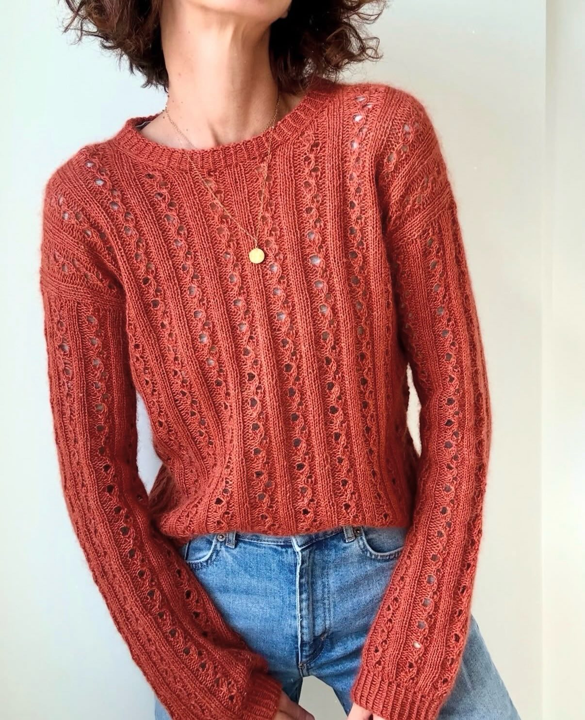 Just popping in to let you know that the pattern of the #linasweater is now available in Polish and Danish as well - in addition to the German and the English version 💗 The French translation will follow in the next few weeks 🥰
Last but not least: this beautiful copper sample was made by @connys_masche during the test knit and I think it’s a perfect match of color, stitch pattern and design ☺️
.
Happy Tuesday to you ☀️
.
.
.
Pattern by me - Lina Sweater - and available now in German, English, Polish and Danish on my website and Ravelry ✨
.
Yarn: Verona and Premia both in the shade Copper by @lamanayarns
.
📸 & 🧶: @connys_masche
.
Advertising
.
#knitting #knittinglove #knittingaddict #knittinginspiration