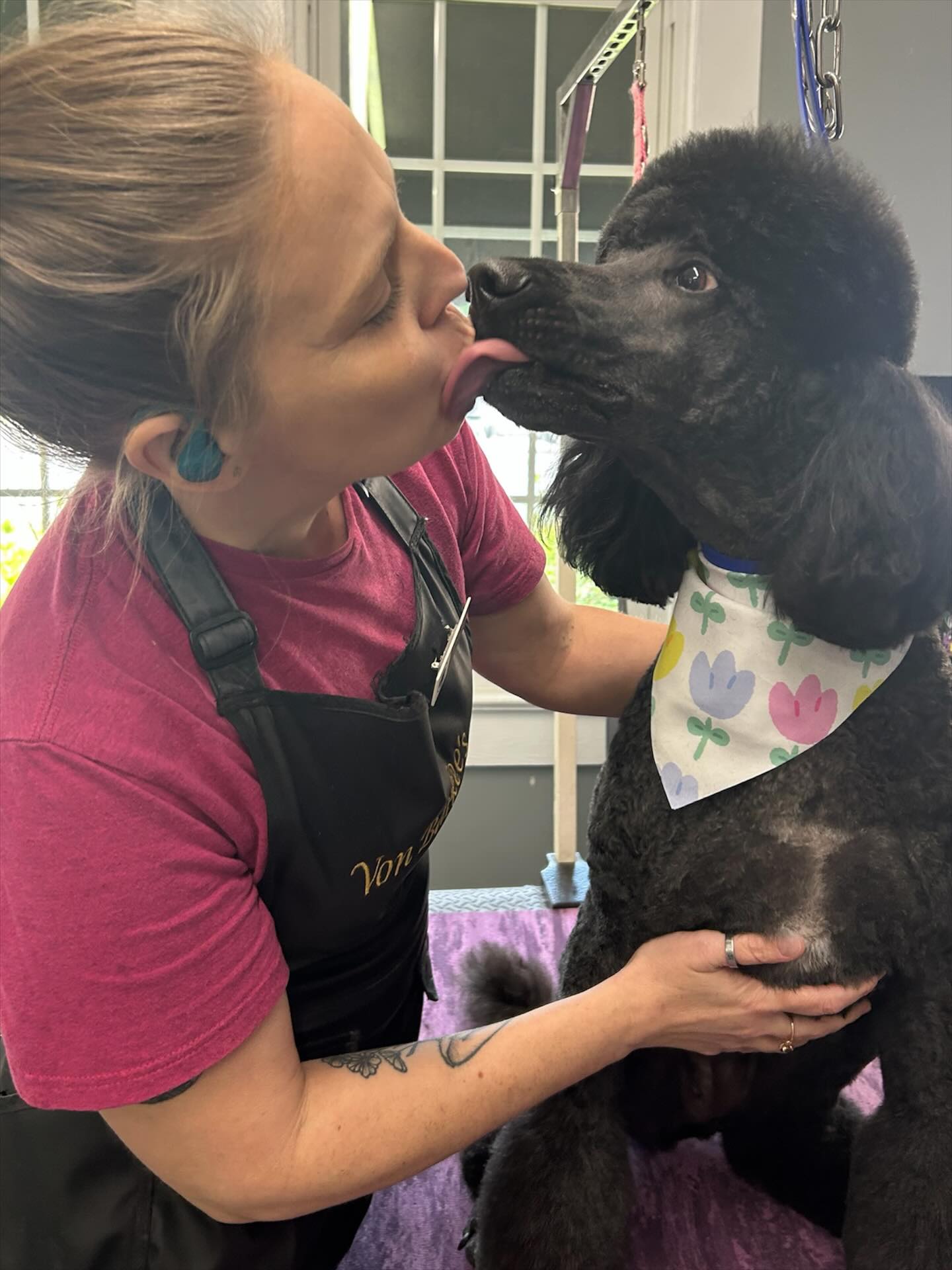 Molly absolutely lives for her pamper sessions with Hillary! 💕🐾
She soaks up every moment of spa time… and of course, finishes it off with sweet kisses for her favorite groomer! ✨💗🐶
.
.
.
#dogs #vonbarkees #vonbarkeesdogspa #wilmingtondoggroomer #standardpoodle
