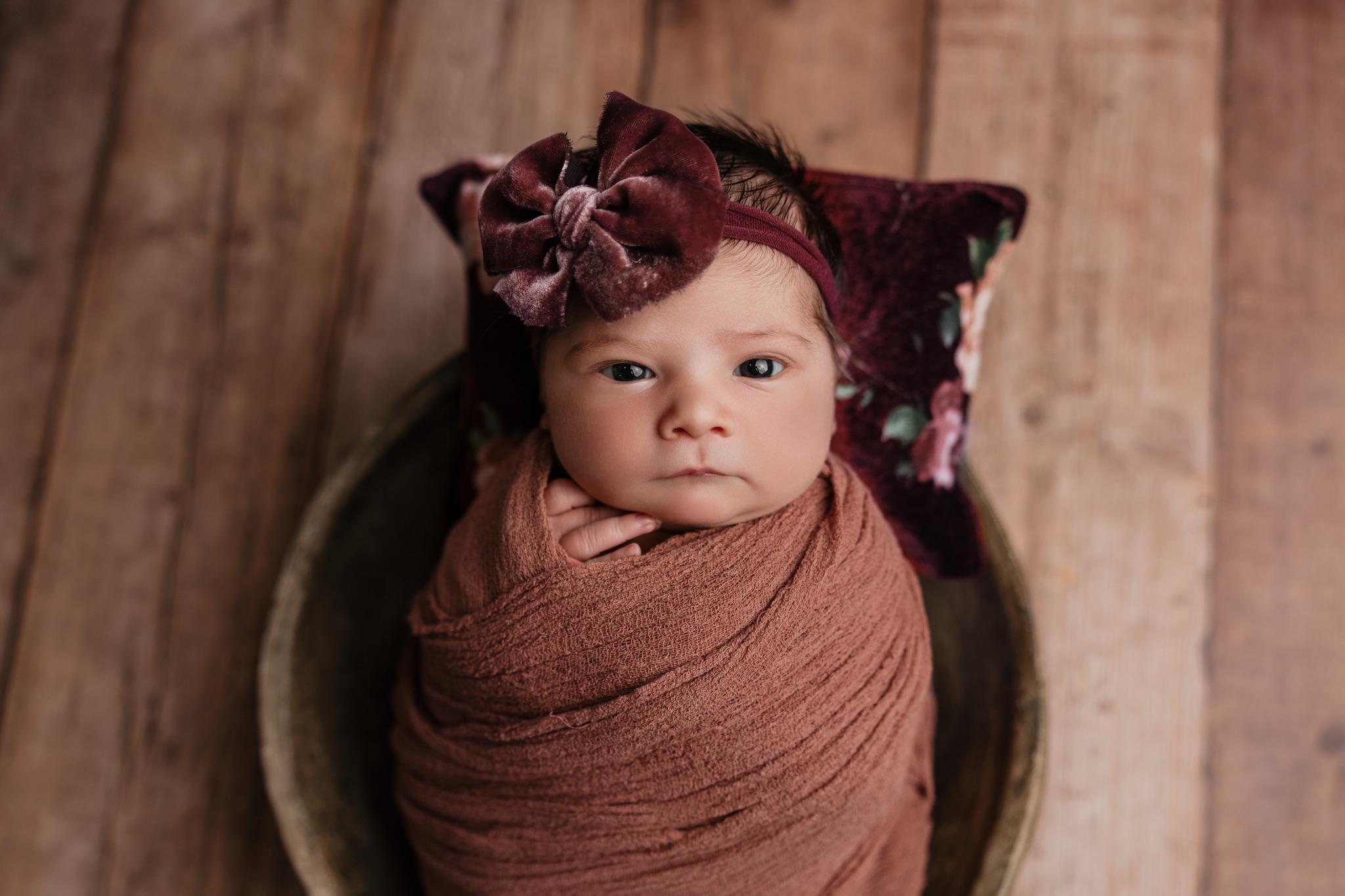Eyes open!! 😁💕❤️ #lifeunpredictablephotography #newbornphotographer #newbornphotography