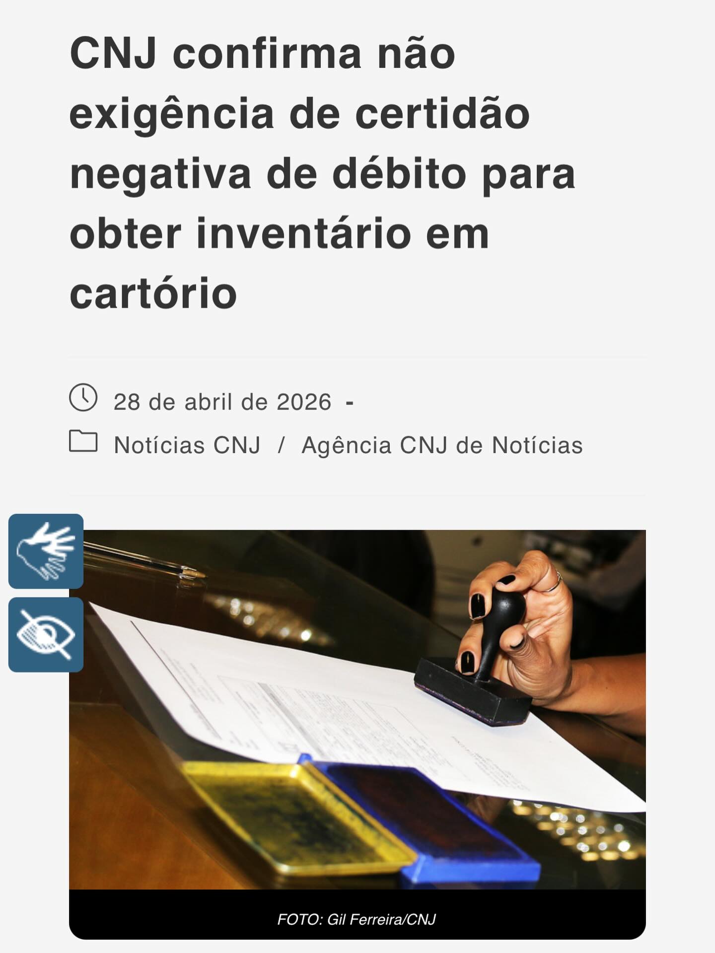 Para lavratura de escritura pública de inventário e partilha extrajudicial, não pode ser exigida Certidão Negativa de Débitos (CND) ou Certidão Positiva com Efeitos de Negativa (CPEN). Cabe ao tabelião, contudo, solicitar as certidões para fins informativos, afastando desta forma a sua responsabilidade solidária pela ausência de quitação de débitos tributários.
Esse foi o entendimento adotado, por unanimidade, pelo Plenário do Conselho Nacional de Justiça (CNJ), na 6ª Sessão Ordinária de 2026. O colegiado esclareceu, no julgamento ocorrido nesta terça-feira (28/4), os limites da atuação do tabelião, nos termos do voto da relatora, conselheira Jaceguara Dantas.
“É possível e recomendado que os tabeliães solicitem tais certidões para fins informativos, fazendo constar no ato notarial a situação fiscal do espólio, a fim de garantir a transparência, a segurança jurídica e afastar sua responsabilidade solidária, sem que isso represente óbice à prática do ato”, considerou a conselheira Jaceguara Dantas em seu voto.
De acordo com o parecer da Corregedoria Nacional de Justiça, citado no julgamento, a exigência configuraria uma sanção política tributária, ou seja, uma medida administrativa imposta com o objetivo de coagir o contribuinte a pagar um tributo, o que seria ilegal uma vez que a atribuição é do Fisco.
“Condicionar este ato essencial – que visa, justamente, apurar o acervo patrimonial para possibilitar o pagamento de dívidas, incluindo as fiscais – à prévia quitação de débitos pessoais do falecido é criar um impedimento inconstitucional ao exercício de um direito, configurando uma coerção indireta rechaçada pela doutrina e pela jurisprudência”, destacou o parecer acompanhado integralmente pela relatora em seu voto.
Fonte: Notícias do CNJ, 28/04/2026
Cartorio Lafaiete. 1º Ofício de Notas e Protesto de Títulos de Lagarto, SE.
➡️Entre em contato conosco!
Nossa equipe está pronta para te orientar.
📲 (79) 99925-8844
📲(79) 99886-7736
📲(79) 99866-4048
📲(79) 99834-7678
📲(79)3631-6301
Email:
oficio1lagarto@gmail.com
Nosso site:
cartoriolafaiete.com.br
#enotprovas
#enotassina
#cenad
#enotariado
#escrituraeletronica