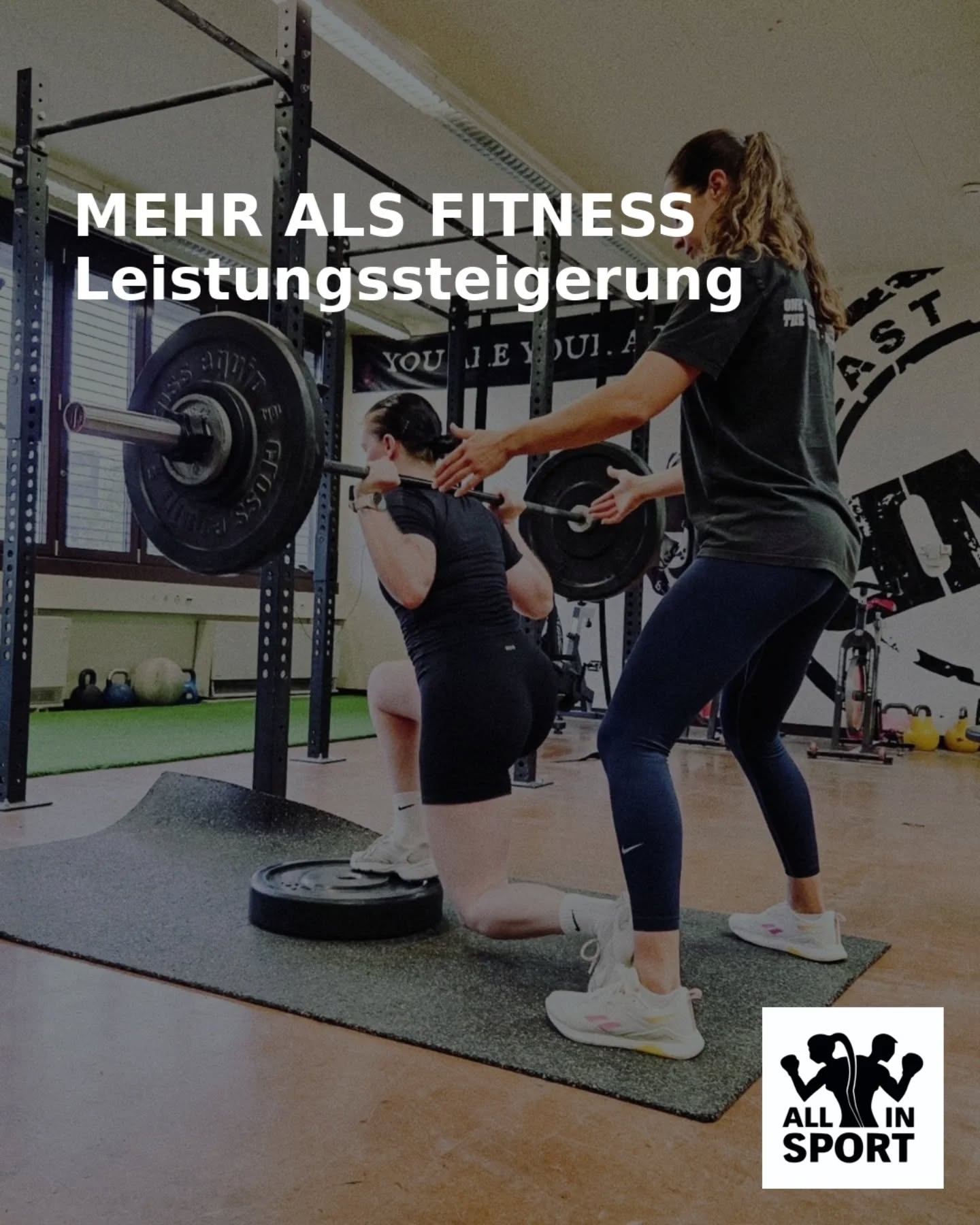 MEHR ALS FITNESS – TEIL 2
Warum trainieren wir?
Um stärker zu werden 💪🏼
In unserer Serie *MEHR ALS FITNESS* zeigen wir echte Geschichten aus unserem Training 🦸♂️🥰
Eine unserer Teilnehmerinnen musste nach einem Bandscheibenvorfall ihr Training neu aufbauen 🏨
Was vorher selbstverständlich war, brauchte plötzlich wieder Zeit.
Doch sie ist drangeblieben 🔥
Heute zeigt sich die Entwicklung klar:
Mehr Kraft.
Mehr Ausdauer.
Mehr Kontrolle.
Und ein konkretes Beispiel:
Fünf Klimmzüge am Stück! Und auch sonst ist sie heute einfach brutal fit 💥
Das ist für uns Fortschritt 🤍
Witer so, Celina! 🙌🏼
#mehralsfitness #leistungssteigerung #stärkerwerden #fortschritt #allincommunity