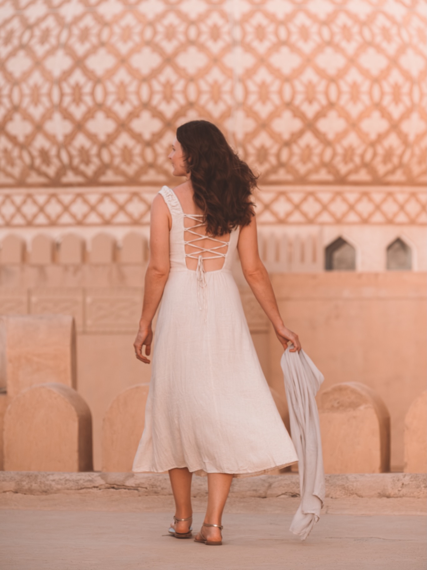 Das Nizwa Fort ist eines der beliebtesten Ausflugsziele für alle, die den Oman besuchen und das absolut zurecht. Die Architektur ist wunderschön und versprüht diesen ganz besonderen 1001-Nacht-Charme.🌙
Einen Besuch zur Mittagszeit solltet ihr allerdings vermeiden. Nicht nur, weil es dann schnell voll wird durch viele Tagesbesucher aus Maskat, sondern auch, weil sich das Fort in der Mittagssonne schnell wie ein kleiner Pizzaofen anfühlt.🍕
Besser ist es, früh morgens zu kommen oder noch schöner zum Sonnenuntergang. Dann hat euer Besuch im Nizwa Fort definitiv das Potenzial, eines der Highlights eurer Oman Reise zu werden.💕
Alles rund um einen Besuch in Nizwa findet ihr auf unserem Blog www.weltallerliebst.de
(Link in Bio).💕
.
.
#omanreise #nizwa #nizwafort #omantravel #reiseoman