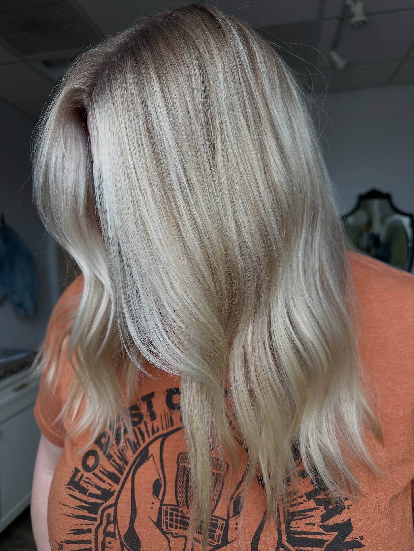What to Expect: Blonde Session:
Blonde services are fully customized based on your starting point, hair history, and desired end result. Most blonde appointments are not a single service, but a combination of techniques to achieve a seamless, dimensional look.
A typical blonde session may include:
• Custom highlighting, teasylights, tip outs, or wet balayage
• Root shadow or gloss/toner
• Bond-building treatments to maintain hair integrity
• Haircut and/or styling
Investment:
Most guests can expect their blonde session to fall within the range of $300–$450, depending on the amount of lightening, time, and product required.
For significant changes (going lighter, correcting previous color, or extra density/length), additional sessions or extended appointment time may be needed.
If you’re unsure what to book, feel free to reach out with photos of your current hair and inspiration—I’ll guide you to the right service 🩷