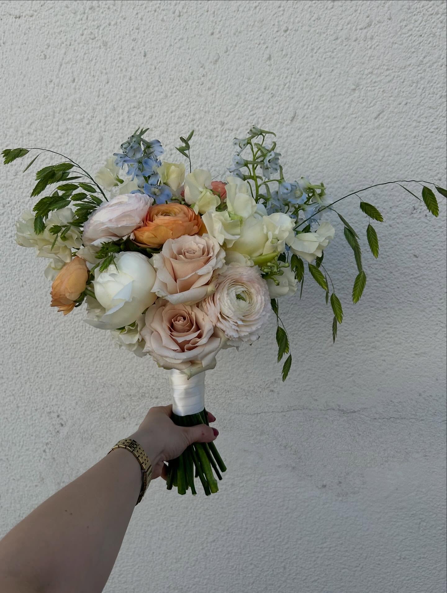 Det är så roligt att få hjälpa till med blommorna till er stora dag 🤍💍
Här har vi en av helgens brudbuketter och vi älskar färgkombinationen 🧡💚🤍💗
Vill du att vi hjälper med blommorna till ert bröllop? Hör av dig till oss via hemsidan, maila eller kom förbi oss!