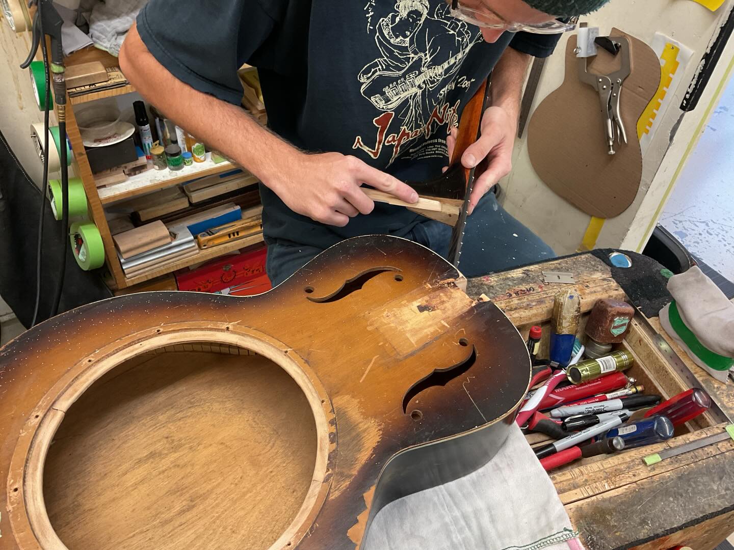 Some action shots fitting the dovetail on @matthewscott92 Regal
#guitarrepair #resonatorguitar #regalguitar