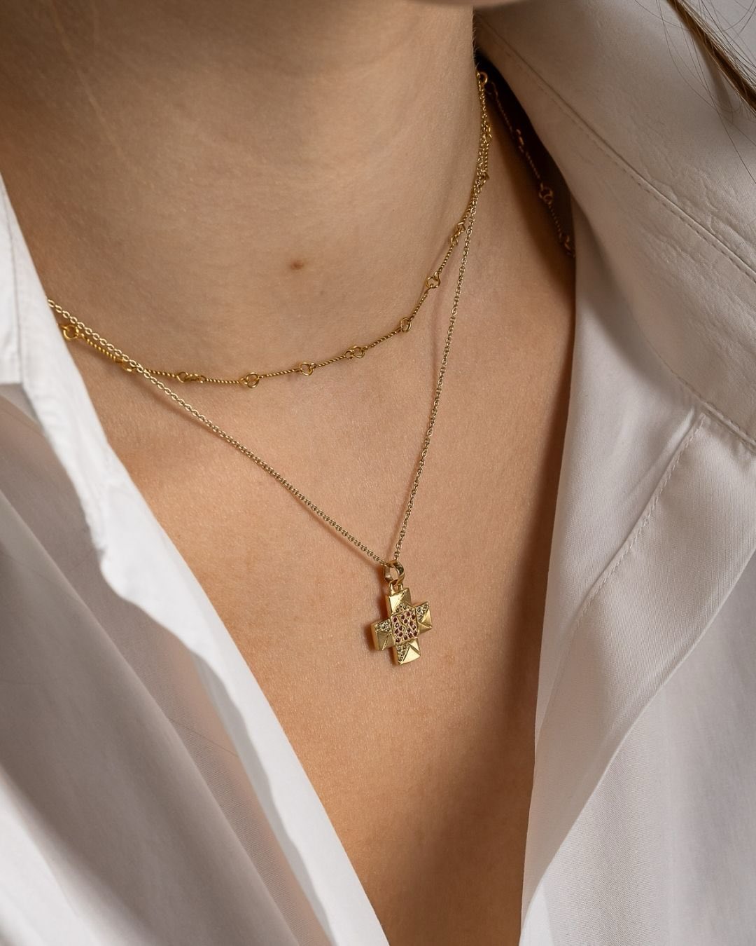 Bold and modern, made to layer. Our patchwork cross of rubies and diamonds, handcrafted in 14k yellow gold.
#fotini #fotinipsaroulijewellery #finejewelry #handmadejewelry #cross