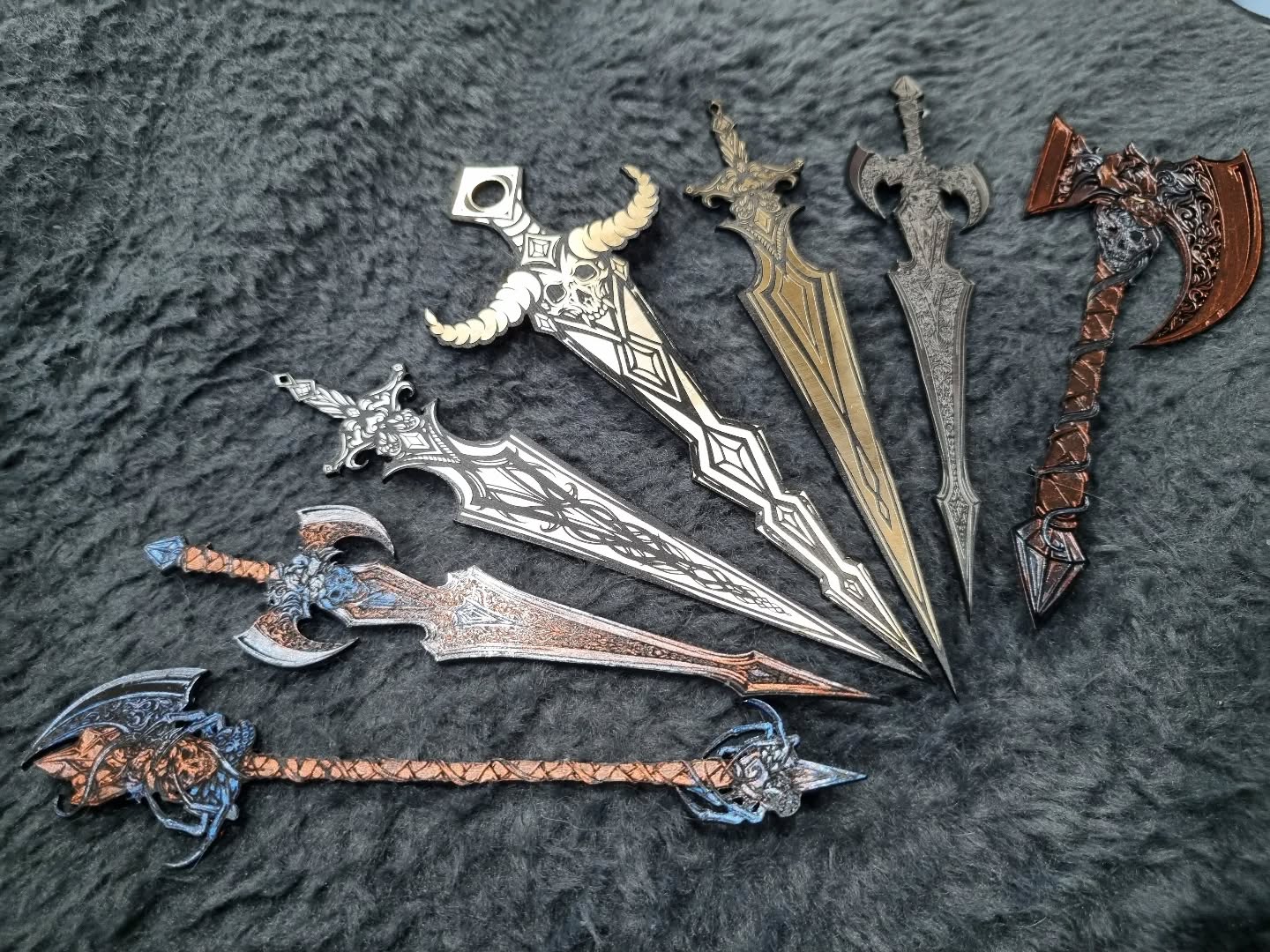#Handmade #bookmarks for Renfair!!! ♡♡♡ some of these are #handpainted !!! Was awesome up these weapon designs & I'm so stoked to have them shown for the first time ever at Melbourne Renfair! All the hidden gems I've made that are sharp and naughty will be making their way into the Goblins Bazaar, mamy for the first time to celebrate my first ever Renfair! So I Hope these get you excited for the day... because I can't wait!
Which one of these do you think that I've made Life Sized for the event?!