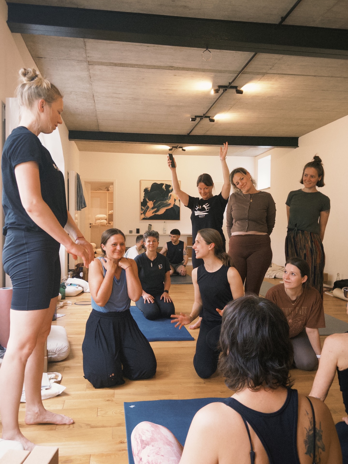 WE STARTED 😍 200h Mani Yoga Teacher Training 2026
20 Menschen. Gemeinsam auf dem allumfassenden Yogaweg. Getragen, begleitet, inspiriert von Yoga.
Als Philosophie, als Wissenschaft, als Körperpraxis, als Atem, als innere Übung.
Was. für. ein. Wunder!
Im Spirit des Yoga zusammenzukommen und sich gemeinsam zu erinnern - an das, was uns Menschen im Innersten berührt. An die Essenz des Seins.
Die ersten Sonnengrüße wurden bereits angesagt 😍, die ersten Asanas erkundet & Assists gewagt.
Wir sind so happy mit dieser wunderschönen Gruppe, ihren offenen Geistern, neugierigen Herzen und freuen uns sehr auf unsere gemeinsame Journey in den nächsten Monaten.
Stay tuned 😉 & much love,
Elli & Sara
#maniyogatrier #teachertraining #200hrytt