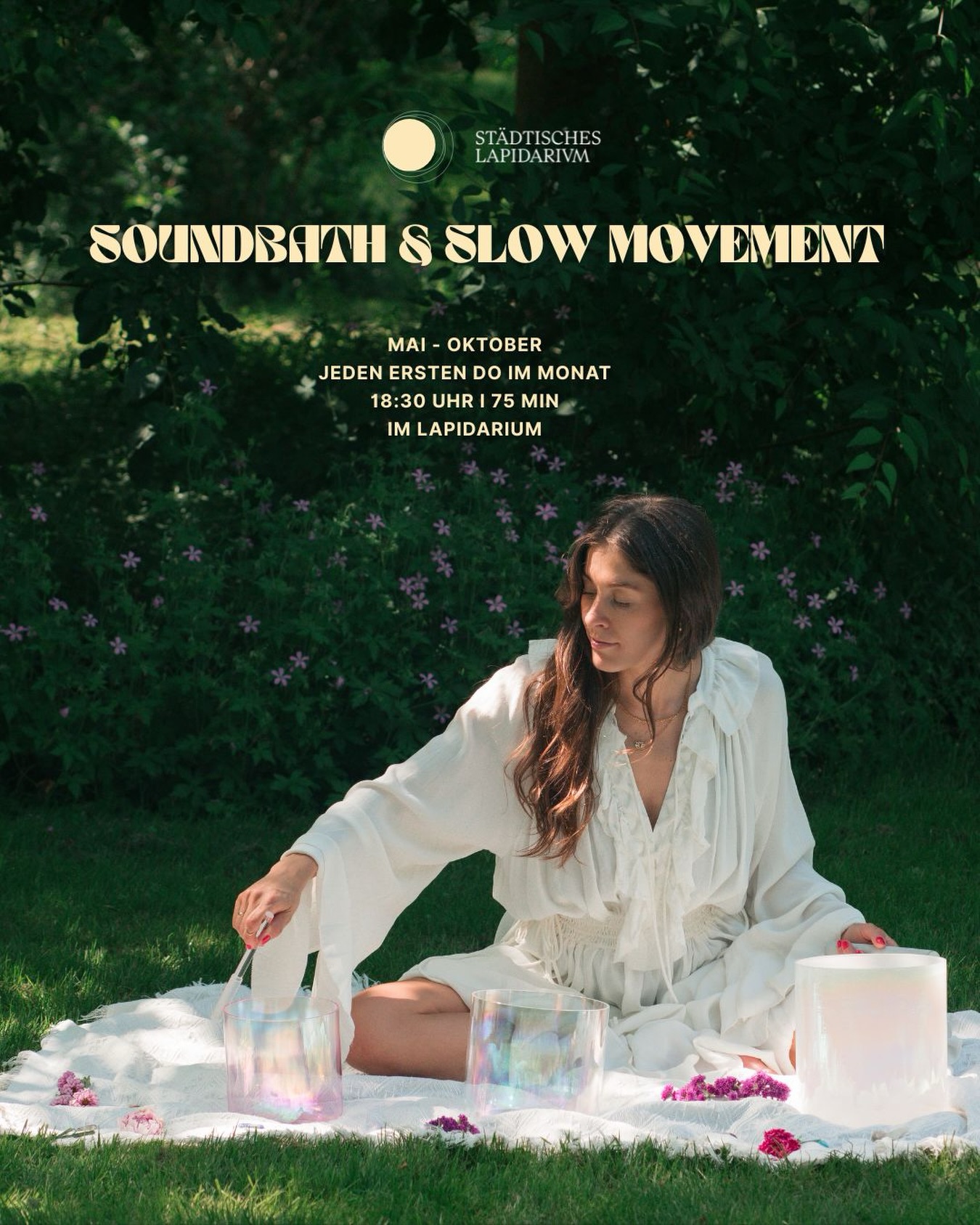 Dein monatlicher Reset – mitten in Stuttgart 🌿✨
Manchmal braucht es keinen ganzen Urlaub.
Sondern einfach einen Moment, in dem du alles loslassen darfst.
Bei Soundhealing & Slow Movement im Lapidarium schenkst du dir genau diesen Raum:
Wir starten mit sanftem Yoga, um im Körper anzukommen und gleiten dann in die Ruhe.
Die Schwingungen der Crystal Bowls wirken tief, beruhigen dein Nervensystem und bringen dich zurück zu dir.
Ein Abend, der sich anfühlt wie durchatmen.
🗓 jeden ersten Donnerstag im Monat
⏰ 18:30 – 19:45 Uhr
📍 Lapidarium Stuttgart @lapidarium_stuttgart
🌿 nur bei gutem Wetter
Bring deine Matte & bequeme Kleidung mit
(+ optional etwas für unter den Kopf für extra Gemütlichkeit)
👉 Anmeldung über meine Homepage (jasminhofer.de)
(Link in Bio)
Ich freu mich, diesen Raum mit dir zu teilen 🤍
Photo by @janinegoebelfotografie ☀️
