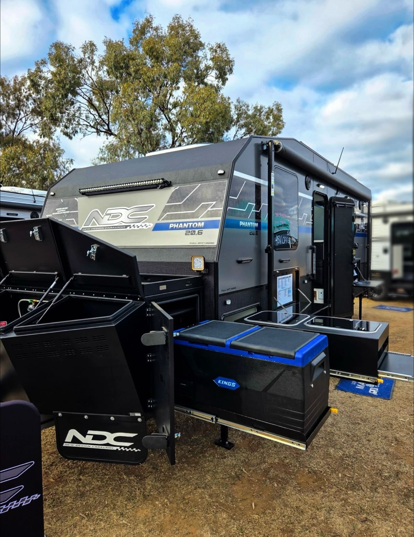 Power where it matters.
Storage where it counts.
Capability you can rely on.
With a high-capacity off-grid system, extra-large toolbox, and heavy-duty build, the Phantom 20’6” is made for travellers who want to go further, built tough for Australian conditions.
📩 Contact us for details.