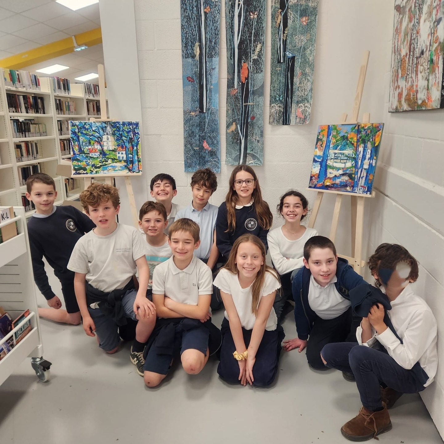 Les classes de P3 et P4 ont eu la chance de se rendre à la bibliothèque de Lasne pour découvrir une exposition artistique privatisée, rien que pour eux.
Une immersion dans l’univers de l’artiste, rendue encore plus concrète grâce à la présence de matériel issu de son atelier : peinture, gravure, collage… autant de techniques expliquées, montrées, partagées avec passion.
Les élèves ne sont pas venus les mains vides : ils avaient préparé en amont une série de questions et ont mené une véritable interview lors de la rencontre. Un bel échange, riche et inspirant.
On sent déjà que cette expérience a semé de petites graines ! Des idées, des envies, des projets artistiques sont en train de germer dans les classes 🌱✨.
Un immense merci à @dominique_scheers pour cette belle opportunité offerte à nos élèves.
#art #artiste #bibliothequedelasne #rencontreartistique #ecoleprimaire #ecolematernelle #viescolaire #ecolesaintjosephohain #ecolesaintjoseph #ecolestjosephohain #ecolestjoseph #ecoleohain #ecolelasne #ecolesdubrabantwallon #vivrealasne #communedelasne #ohain #lasne