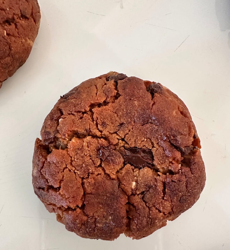 These Chewy Choc Chip Collagen Peanut Butter Cookies are everything you love — rich, nutty, chewy, and loaded with chocolatey bites. Plus, with a boost of hydrolyzed collagen peptides, they're a sweet way to sneak in some extra collagen into your routine. Perfect for a quick snack, a post-workout bite, or just because you deserve a treat! Ingredients: 1 cup creamy peanut butter 1 cup allulose (or regular brown sugar if not low carb) 1 teaspoon baking powder 1/2 teaspoon salt 2 teaspoons...Read the full article at the link in bio.
#ketocoachsouthafrica #ketonutrition #ketosouthafrica #ketonutritionist #weightloss #ketodiet #lowcarbsouthafrica #ketocommunitysouthafrica #ketodietsouthafrica