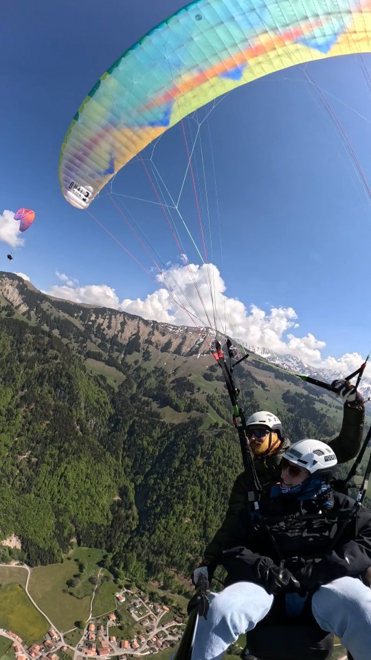 Un tour dans le ciel Gruyérien 🤩
A qui le tour 💁🏾?
Le Lungo avec YOOFLY, c’est 40 minutes de balade aérienne sur les crêtes