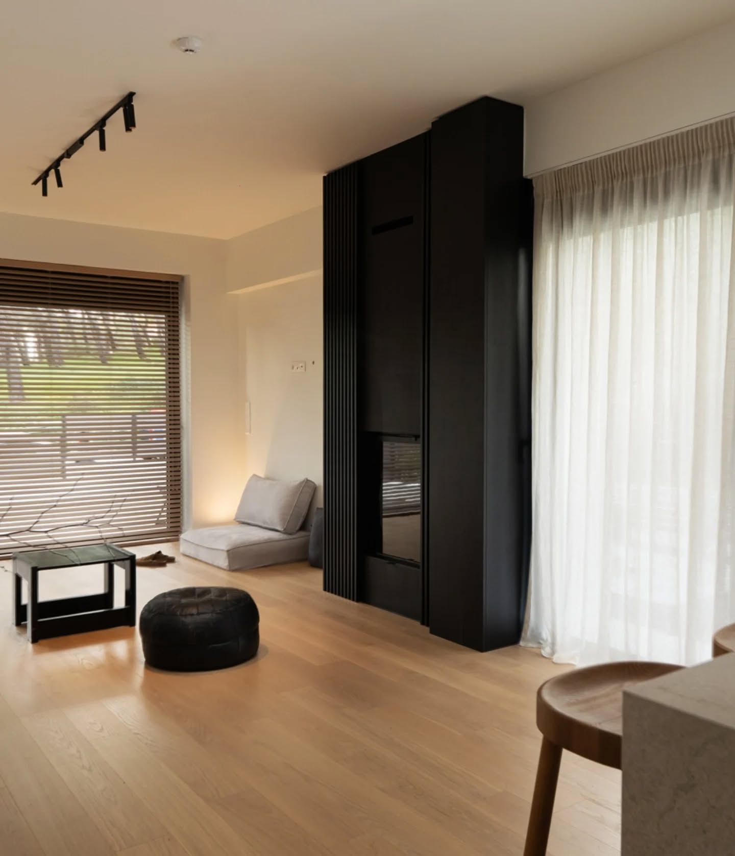 Spaces We Shape
A home is not only defined by its layout, but by the way it holds everyday life. Light, texture, contrast, and movement come together to create an atmosphere that is quietly lived in, not simply looked at.
AMP Residence
Interior Architecture+ Design @minimuc.design
Photography @_panosiliopoulos
•
#MINIMUC
#InteriorArchitecture
#ArchitecturalAtmosphere
#ResidentialArchitecture
#ContemporaryInteriors