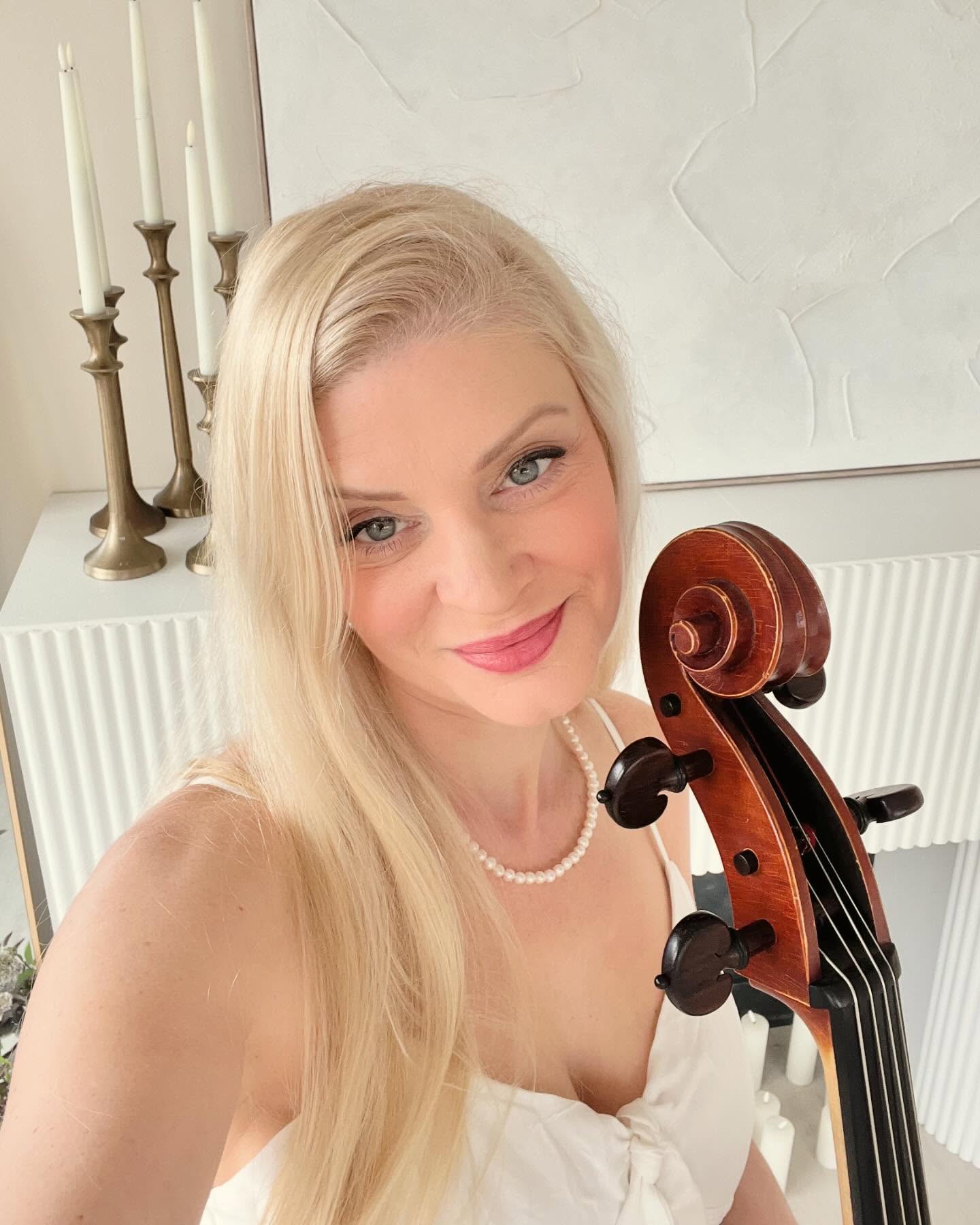 Weddings and cello.
#whitewedding #cello #music #photoshoot