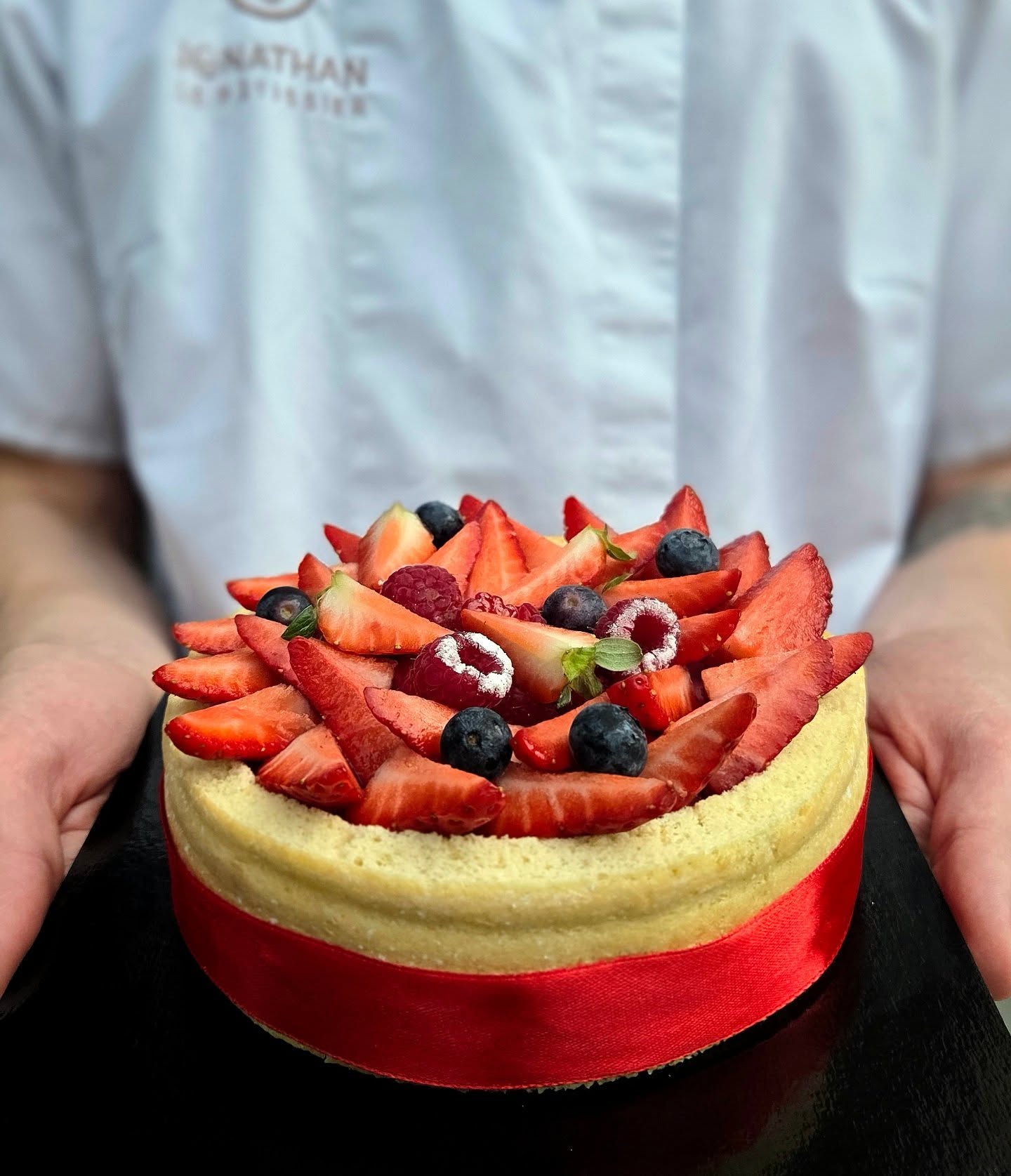 Le Charlotte aux Fruits Rouges fait son retour !
Biscuit cuillere maison, mousse a la framboise, fruits frais.
A commander sur le site ou en boutique directement
Bonne dégustation