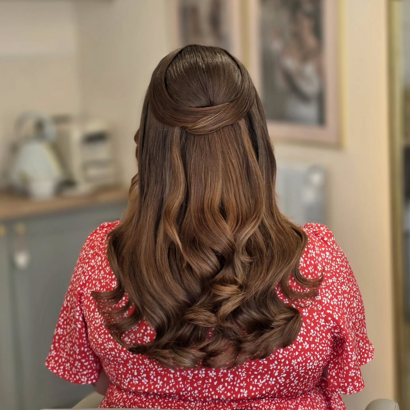 A soft, feminine half up β¨οΈβοΈπ
This is just perfect for the modern, timeless Bride, especially for those who feel most comfortable with there hair down, but still want to feel like it's 'done'.
The most delicate wave, finished with hair effortlessly pinned back to create the "half up" finish.
I am slowly falling more and more in love with half ups this year & looking forward to creating lots for my gorgeous Brides & parties β¨οΈ
This was actually created at a mini masterclass I did last week, and my BEAUTIFUL Bride To Be, Evie, kindly came to model for me...It was meant to be, as it was her Hen do that day...and I got to spend even more time with her before her Big Day!! π°ββπβ¨οΈπ€
I have SO much work over the past month, I genuinely feel like I've been in a bit of a "work bubble" its all been so much fun & I am genuinely loving every minute of every day. I have so much love for everyone who supports little "Platinum Hair" π thank you xx