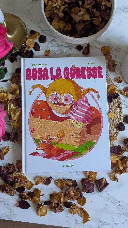 Aujourd'hui j'ai reçu l'album illustré « Rosa la goresse » publié chez @editionssarbacane !
✨ Résumé ✨
Rosa est une ogresse très gourmande et ses excès la rendent, trop souvent, malade… Une histoire irrésistible dans une langue d’une inventivité folle. À lire à voix haute !!!
Rosa est une vraie goresse. Son appétit est sans limites : « Elle adore pranger. » Mais contrairement à ses confrères et consœurs, elle n’aime pas les enfants. « Surtout pas des enfants ! » À force d’engloutonner tout et n’importe quoi, ses intestins se rebellent. C’est ainsi que son amie, la filiforme et sportive Mourfi , va l’aider à retrouver un véritable équilibre alimentaire. Mais saura-t-elle se montrer raisonnable ?
Ça vous tente ? ♥️
#bookstagram #booklover #unboxing #bookstagramfrance #sortielittéraire