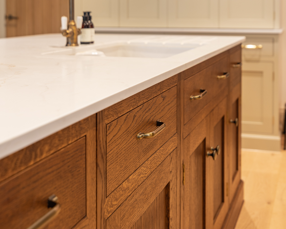 There’s something about the organic texture of stained oak that brings a quiet sense of luxury. Rich in character, warm in tone, and naturally refined. #BespokeDesign #KitchenInspo #InteriorDesign #ModernLiving