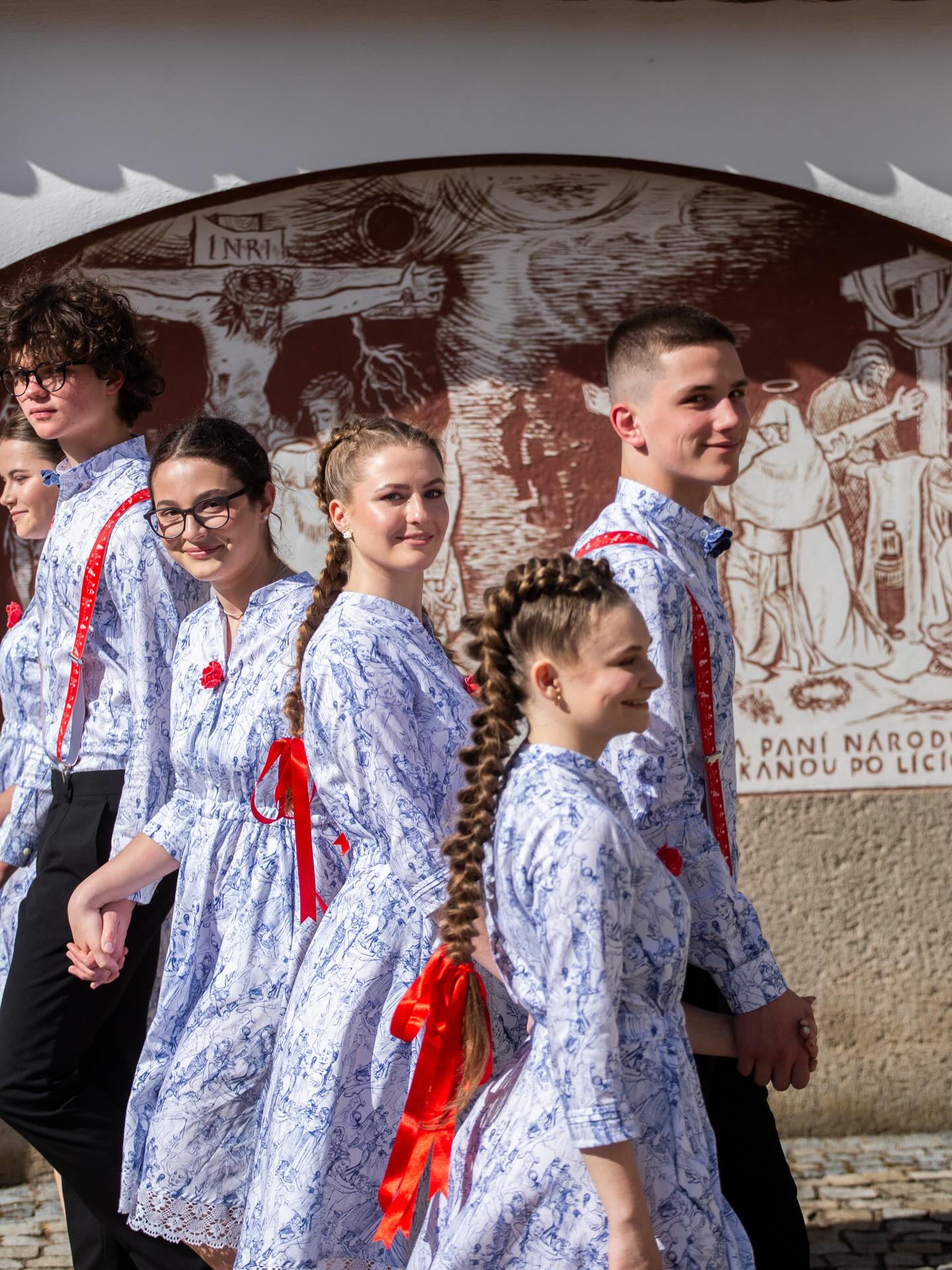 Dnes slaví Tradice narozeniny, a my vám chceme u této láskomájové příležitosti představit kolekci FOLKLORIKA na oficiálních fotografiích.
Nadační fond Folklorika podporuje živé lidové tradice a kulturní dědictví napříč generacemi. Jeho posláním je uchovávat, rozvíjet a zpřístupňovat folklor v jeho autentické i současné podobě – prostřednictvím podpory folklorních souborů, vzdělávacích aktivit, řemeslných projektů a kulturních akcí. Fond propojuje komunitu lidí, kteří věří, že kořeny kultury mají místo i v dnešním světě – nejen na jevišti, ale i v každodenním životě.
Součástí kolekce jsou tradiční lidová řemesla z dílny @tkalcovna a @moraviaflor , stovky metrů paličkované krajky @topak_lace, autorský vzor jsem vytvářela v terénu a potisknout nechala ve Dvoře Králové. Tuzemská je celá výroba, včetně pásků, kšand, podkolenek 😊, knoflíků a samozřejmě šití.
Slavnostně bude kolekce představena v Praze v polovině května, kde živě vystoupí s Folklorikou Sophi, která společně s dětmi skladbu i nahrála. Máme se na co těšit, teda já se těším určitě moc.
Děkuji za tuto krásnou spolupráci a za všechny krásné lidi, které díky ní znám a kteří se na výsledku jakkoli podílí.