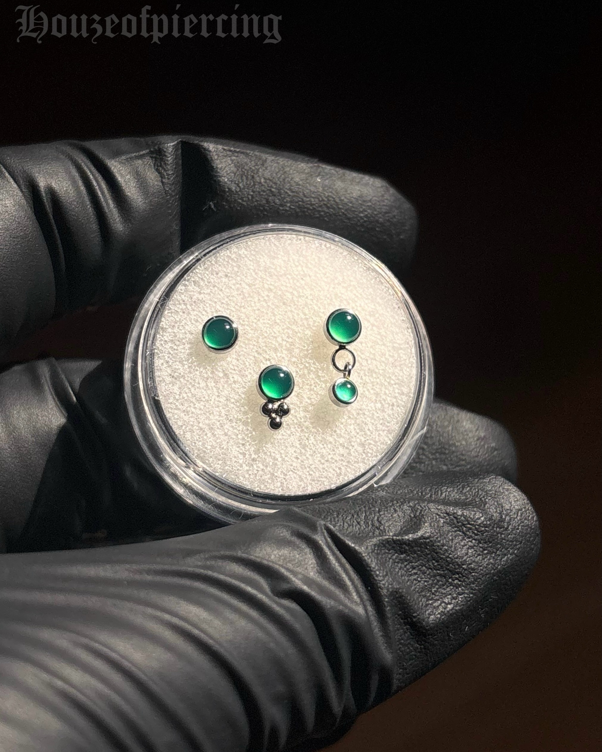 A monochromatic moment will never do you wrong 🙂↔️ Green Agate, Blue Agate and Peacock opal ends from @inariorganics
🖤@venusinfurs.ie 14 Exchequer St, Dublin 2
⛓️Tuesday to Saturday, booking link in bio
#piercing #piercer #safepiercing #curatedear #earpiercings