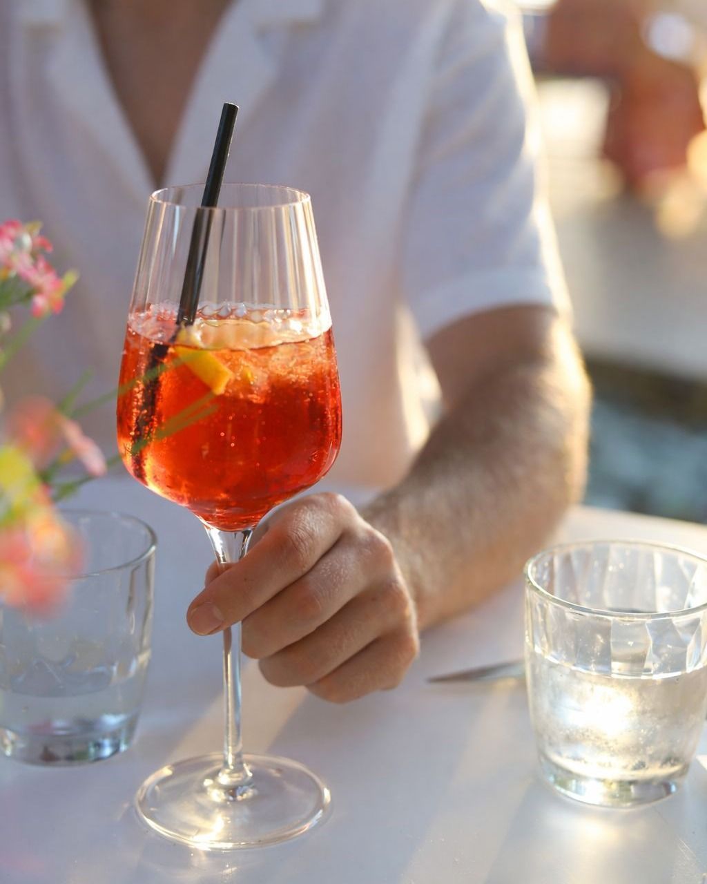 Quand le soleil disparaît sur le lac… Un cocktail à la main, et la magie opère 🍹✨