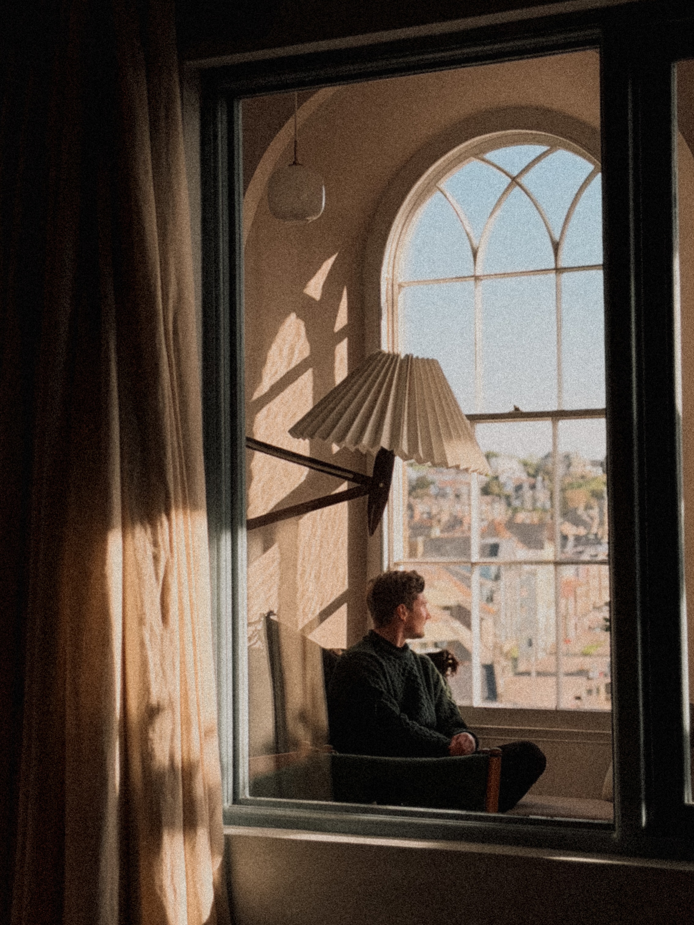 Feels like waking up in a dream when in an old apartment by the sea in Cornwall 💭
In love with Cornwall, a place to unwind, cook your own meals, enjoy a cup of tea when the rain falls outside. Watch the waves crash into shore. Buy fresh strawberries & croissants from the neighbourhood. Love these slow mornings
Full itinerary for Cornwall coming soon, including beautiful unique stays & how to get around 🤍
The most beautiful stay in Cornwall:
📍Bell Tower, Penzance
