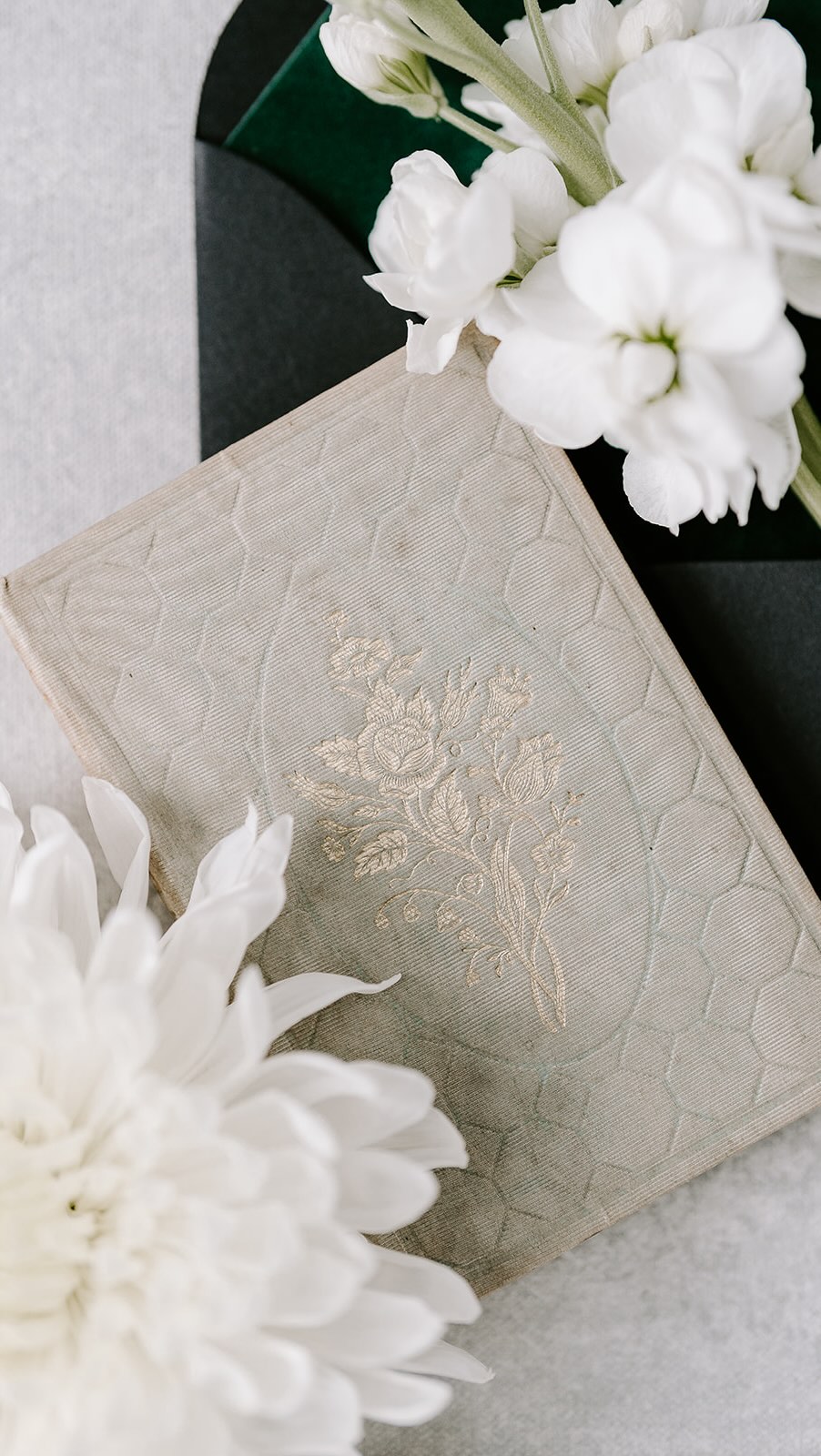 These hands? They’ve wired bouquets at midnight, fluffed 200+ stems, reworked installs on the fly, and somehow still made it look effortless.
This is the part you don’t always see.
But it’s what makes everything feel the way it does.
So your wedding can look like this.✨
Team Credits|
@vowandvoyage
@forever5events
@goodtimeweddings
@hisandhersfoto
@whimsical_creative_tx
#houstonweddings #weddingstyle #weddingdesign #luxurywedding #weddingideasbc