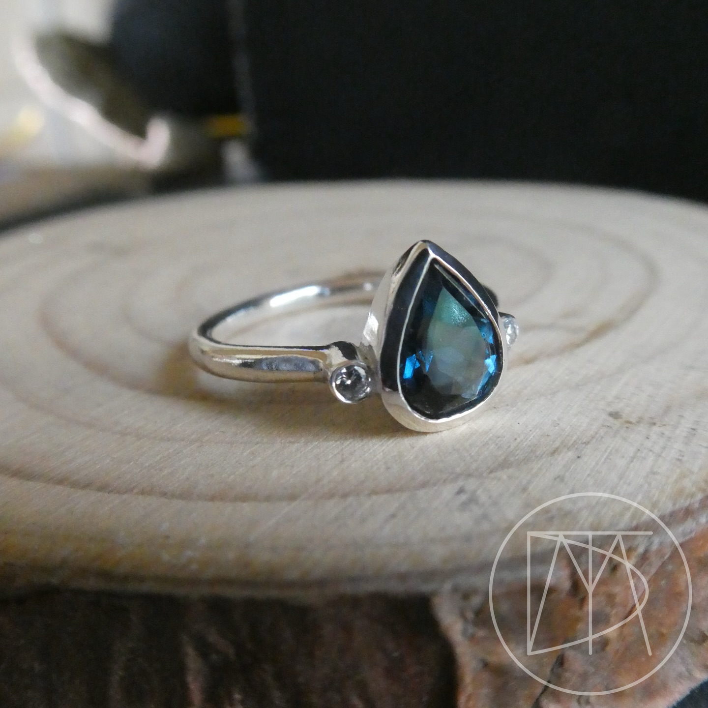 A love that doesn’t fade, just changes form.
This hidden ashes band holds a story beneath the surface, a quiet place for someone forever cherished.
A deep blue topaz at the centre, reflecting depth, strength, and memory…
framed by two diamonds, like moments that still catch the light.
#HiddenAshes #MemorialJewellery #ForeverCherished #AshesIntoJewellery #GriefAndLove