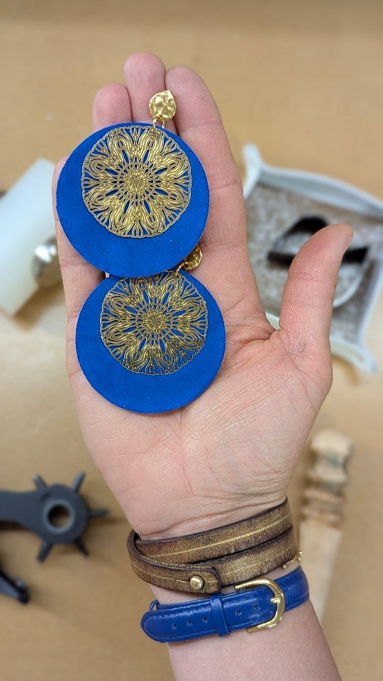 Étape de fabrication : le montage des boucles d'oreilles.
Cette petite étape que je fais aujourd'hui en quelques secondes m'a pris en réalité beaucoup de temps au départ 🤣🤣🤣
Eh oui, souvent vous me demandez en combien je fabrique telle ou telle création...
Mais la vraie question est : En combien de temps du tu as mis si peu de temps 🤣🤣🤣