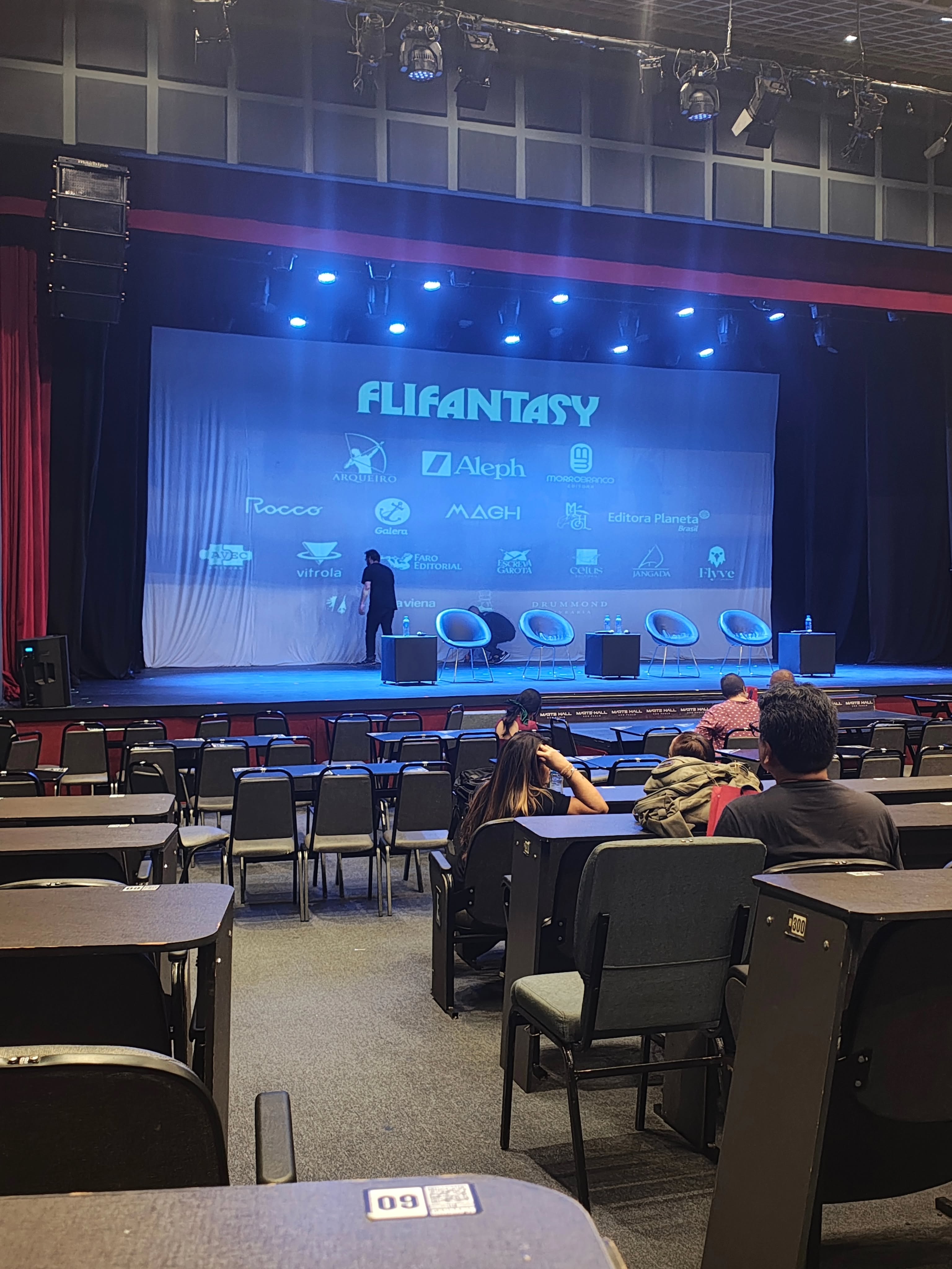 Ontem, domingo, foi dia de mais uma @flifantasy .
Pude abraçar pessoas que só conhecia pela internet, rever pessoas que admiro (e abraçar também) e conhecer pessoalmente outras tantas (e abraçar de novo rsrs).
Foi maravilhoso 🥰 .
Espero ansiosamente pela Flifantasy de 2027.