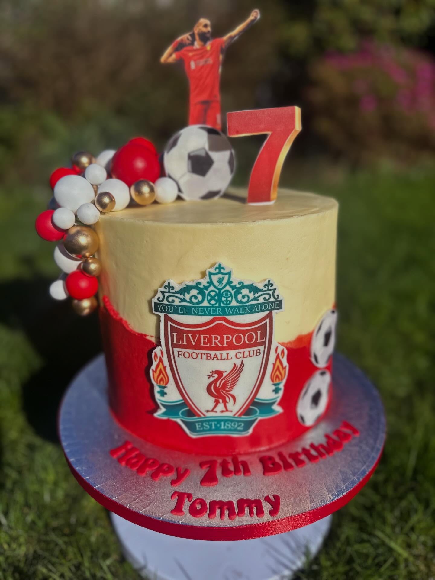 When you're a die-hard Liverpool fan, strawberry flavoured cake is the perfect match! #footballcake⚽️ #liverpoolcake #sayitwithcake #birthdaycake #bespokecakes