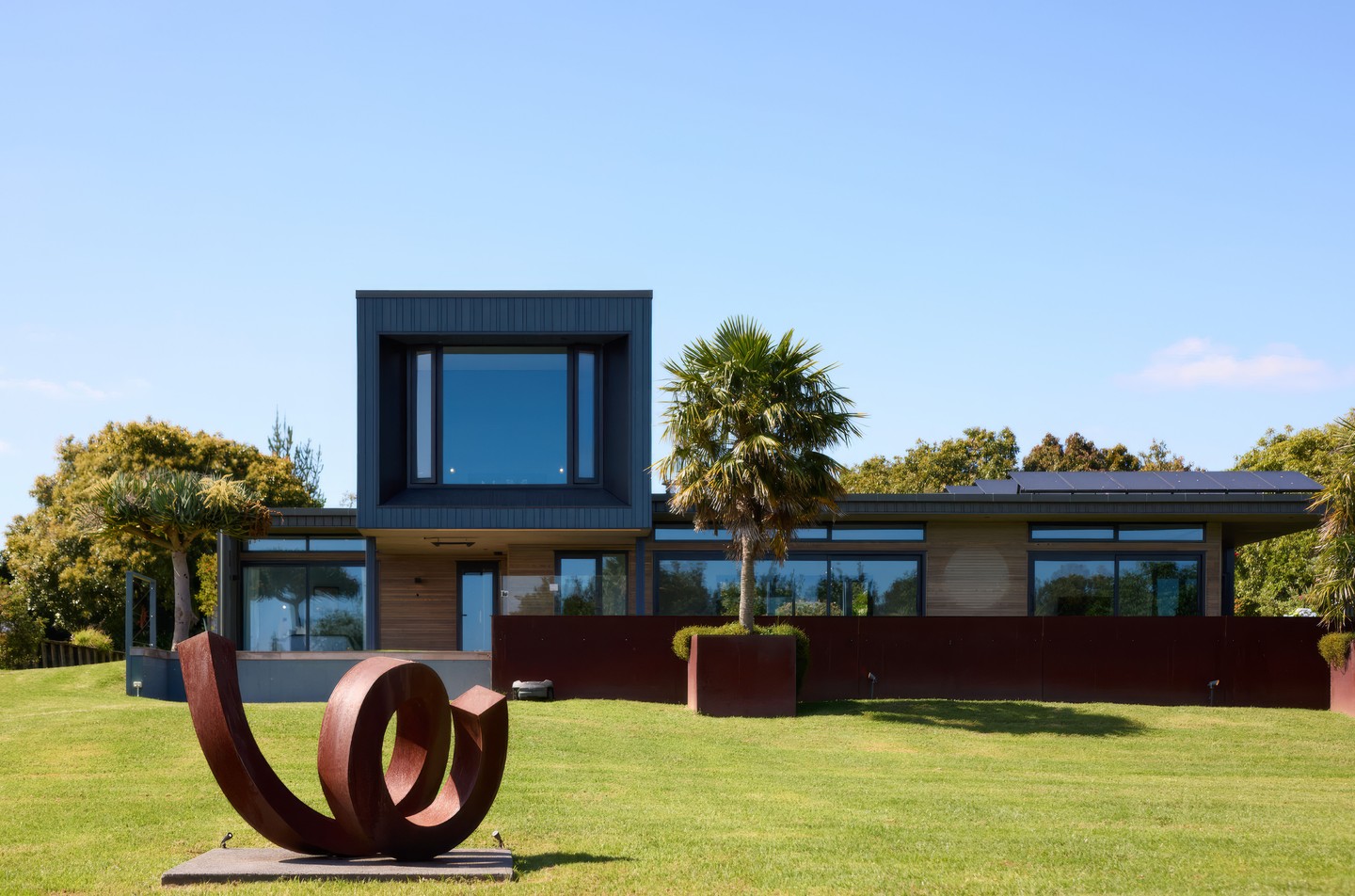 Defined by contrast and composition, this home brings together materiality and form in a considered way.
Clad in Colorsteel and a combination of vertical and horizontal cedar, the two volumes are intentionally offset — creating a subtle tension between the ground floor and upper level. The interplay of dark and warm tones adds depth, while the clean lines allow the architecture to sit confidently within its landscape.
#CalleyHomes #ArchitecturalHomes #NZArchitecture #LuxuryHomesNZ #ArchitecturalDesign #CedarCladding #DesignLed #CoastalLivingNZ #CustomHomes