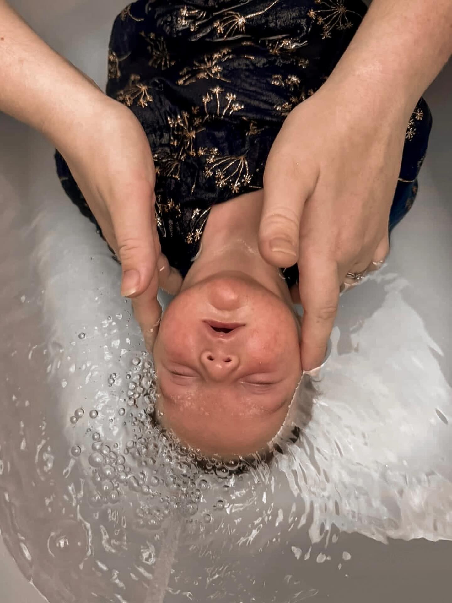 Un instant suspendu, bercé par les mains rassurantes de sa maman…
Mathilde Gauthier, infirmière pédiatrique 🧸
Accompagnement périnatal
📍À votre domicile, Haute-Savoie
www.monpremierbattement.com
————————————————————————————
#therapeutiquebainbebe #baindesonia #emmaillotage #thalassobainbebe #TBB #nouveaune #naissance #soniakrief #ecoledubiennaitre #bainbebe #thalassobain #hautesavoie #annemasse #naissance #maman #baby #bain #accouchement #postnatal #bienetre
#cadeaudenaissance #accompagnementperinatal #pediatrie #domicile
